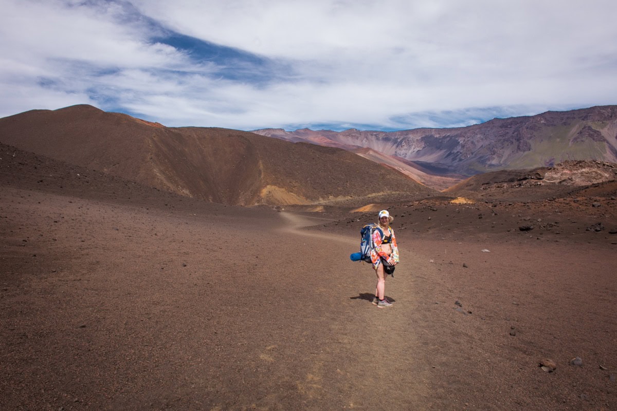 Haleakalā National Park, Maui: Ghid — 15 lucruri de văzut și trăit 15 Vizitatoare in craterul Haleakala printre conuri de zgura