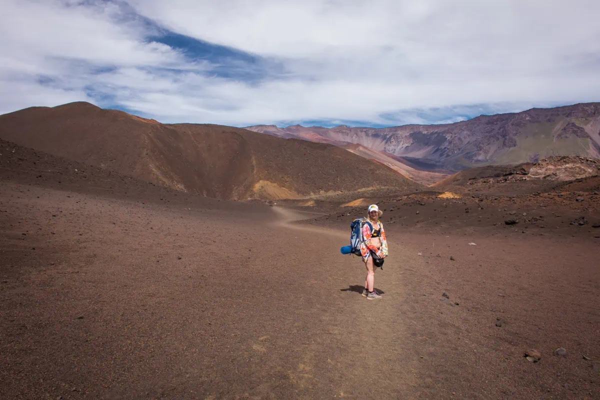 Navstevnice v krateru Haleakaly mezi struskovymi kuzely