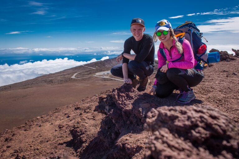 Par na vrcholu sopky Haleakala nad oblaky