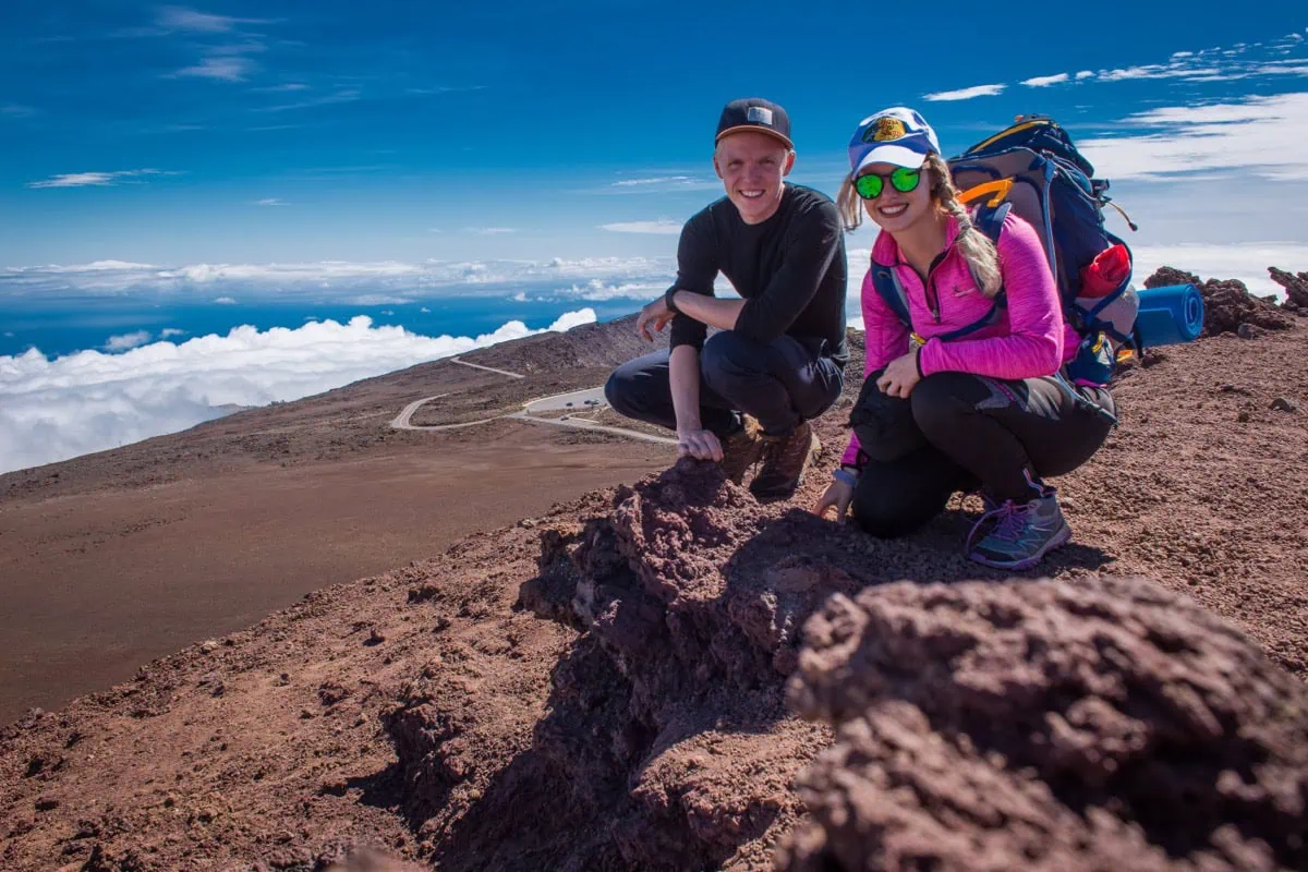 Par na vrcholu sopky Haleakala nad oblaky