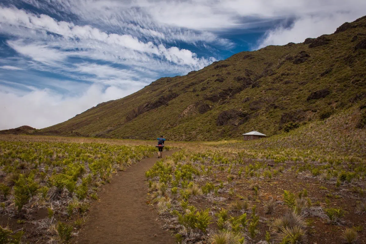 Turista na stezce kraterem Haleakaly