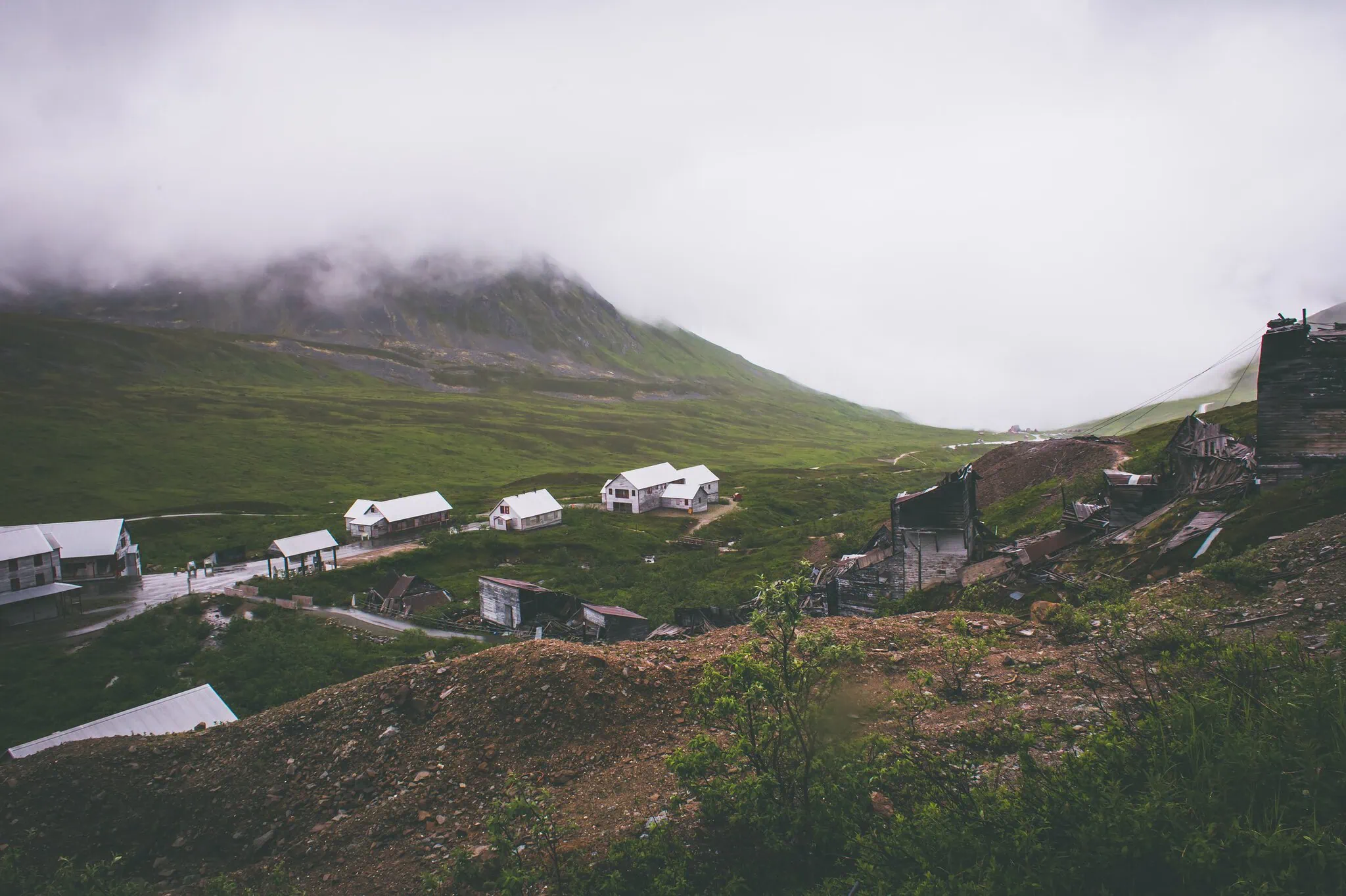 Independence Mine v Hatcher Pass zahalený mlhou