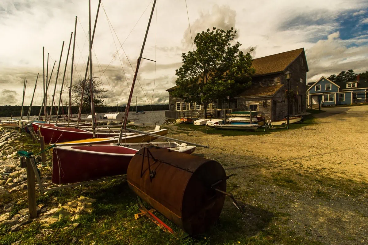 Historické dřevěné budovy a plachetnice v přístavu Mahone Bay