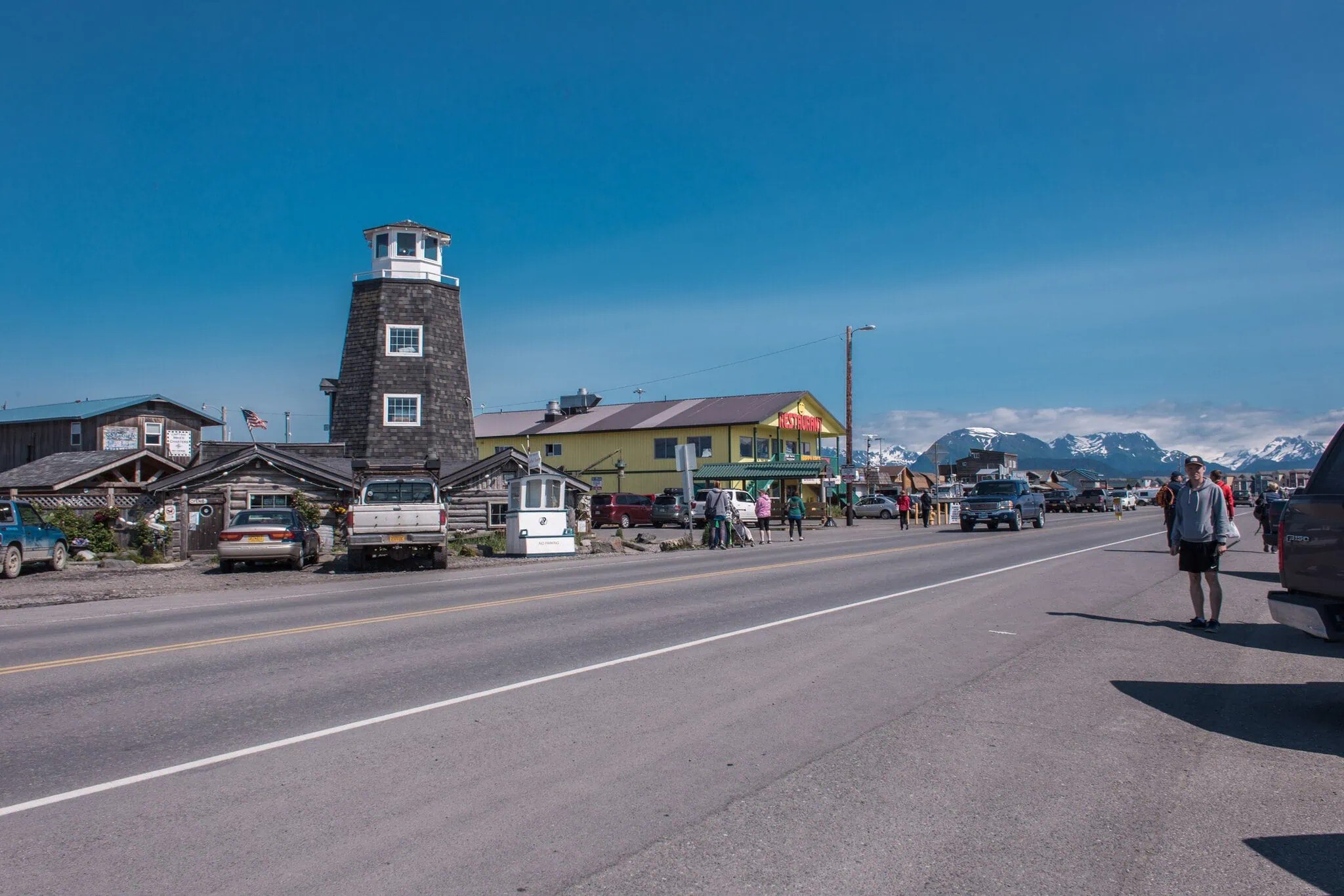 La strada principale di Homer Spit con il faro