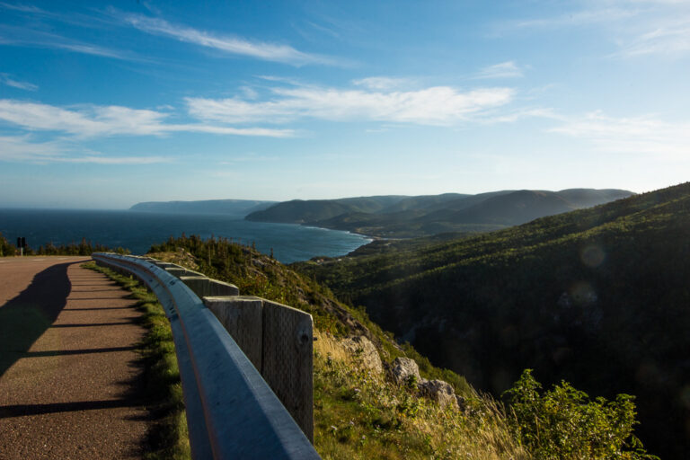 Cabot Trail — horská silnice s výhledem na zátoku