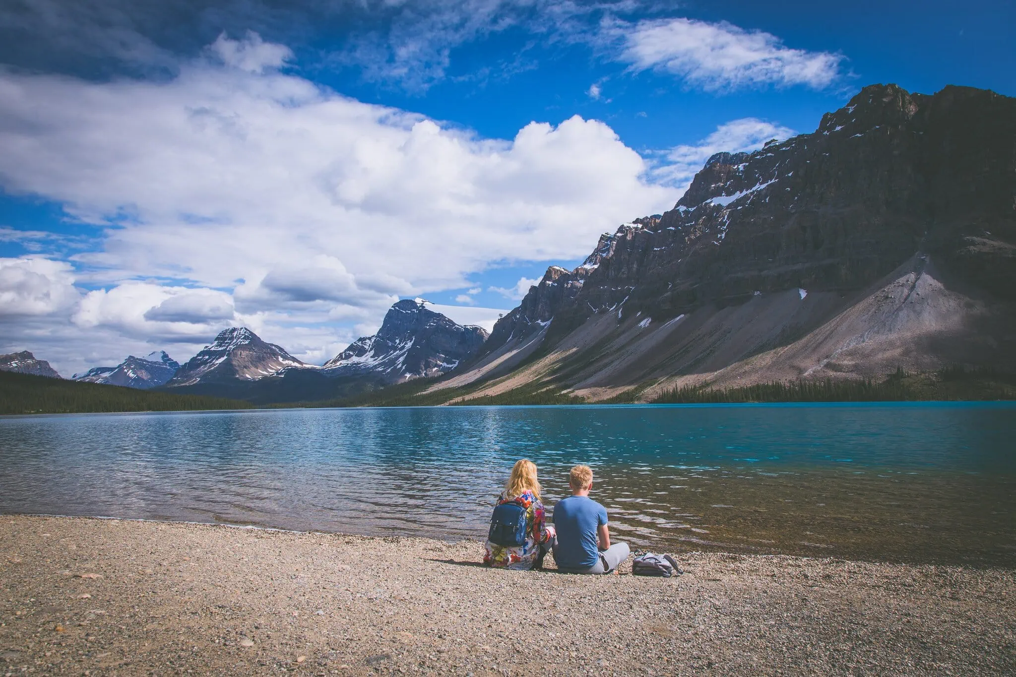 Lukáš and Lucie sitting by Bow Lake on the Icefields Parkway