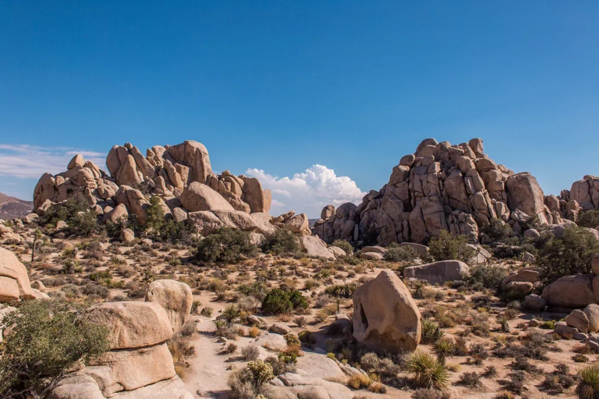 Obri balvany v oblasti Hidden Valley v Joshua Tree