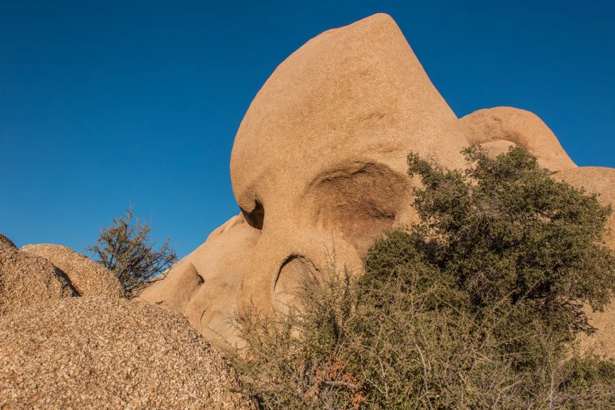 Skalni utvar Skull Rock pripominajici lebku