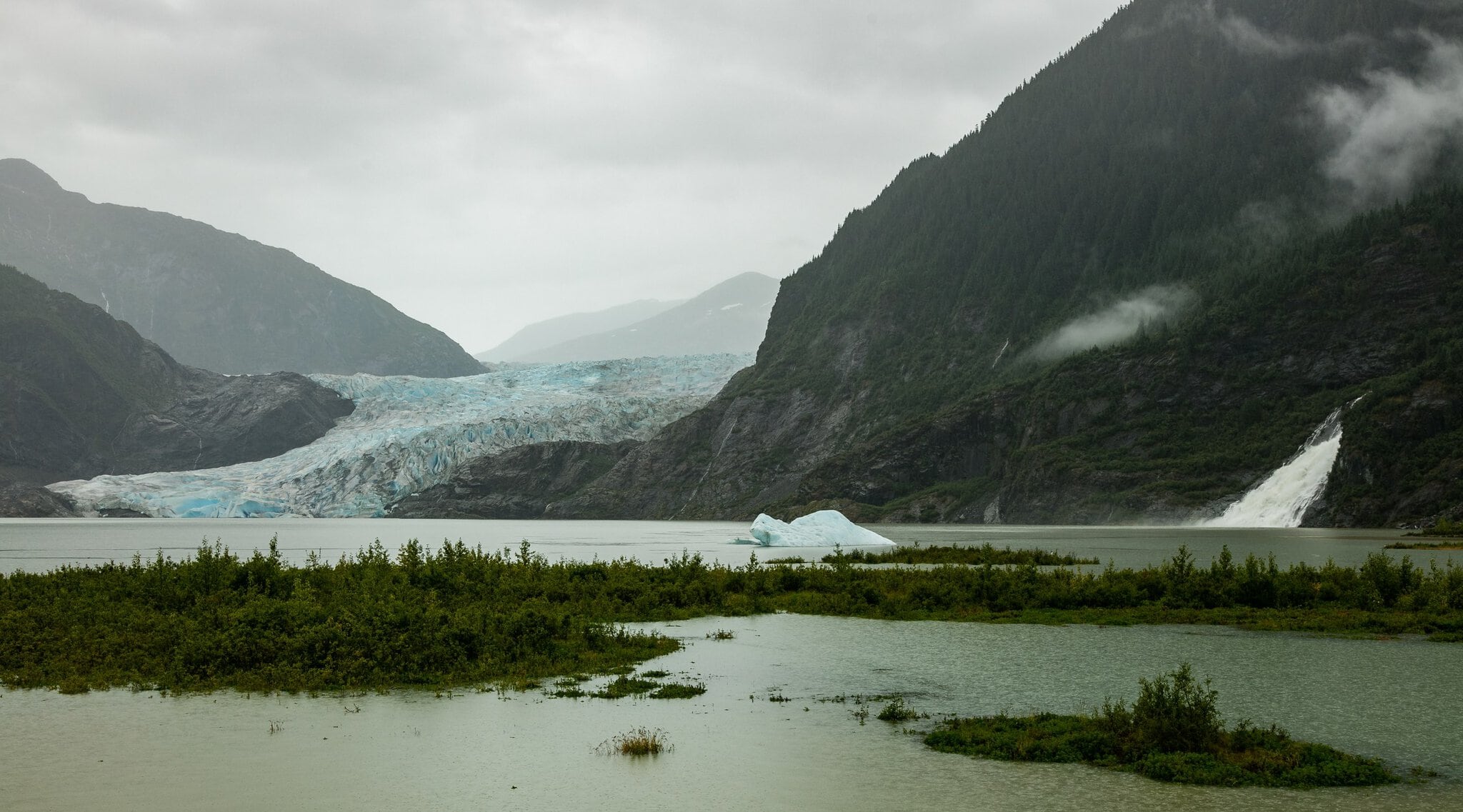 Croazieră Alaska: ghidul complet 2026 (Inside Passage, Glacier Bay, prețuri) 4 Mendenhall Glacier lângă Juneau, oprire de croazieră