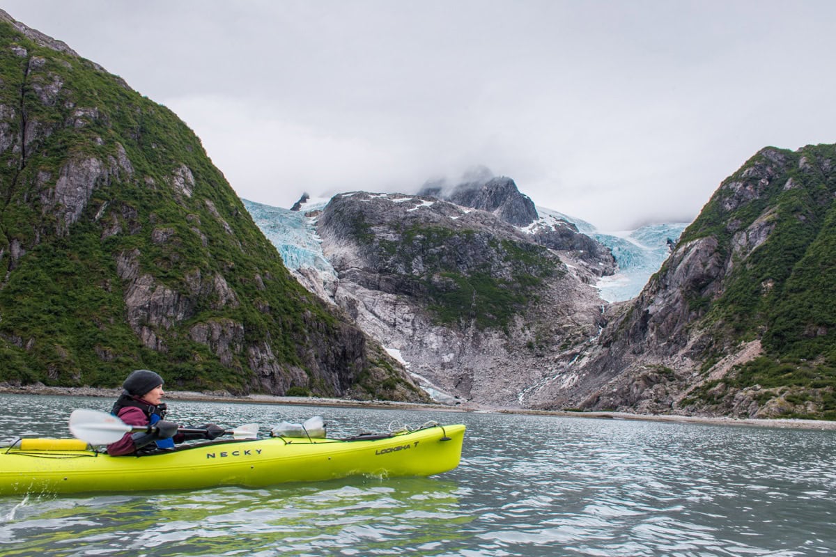 Alaska: 30 de locuri de văzut + itinerar pentru un road trip 9 Caiacist în fața unui ghețar dintr-un fiord din Alaska