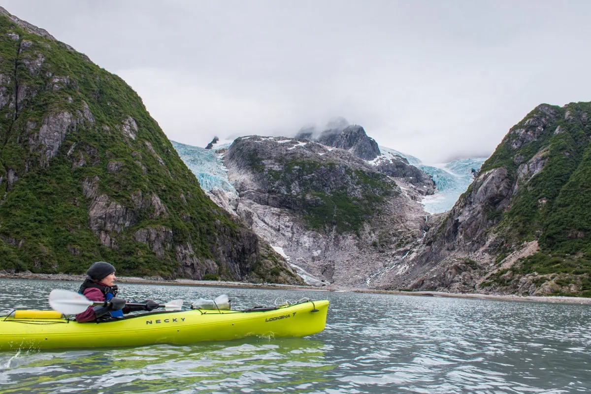 Kajakář před ledovcem na aljašském fjordu