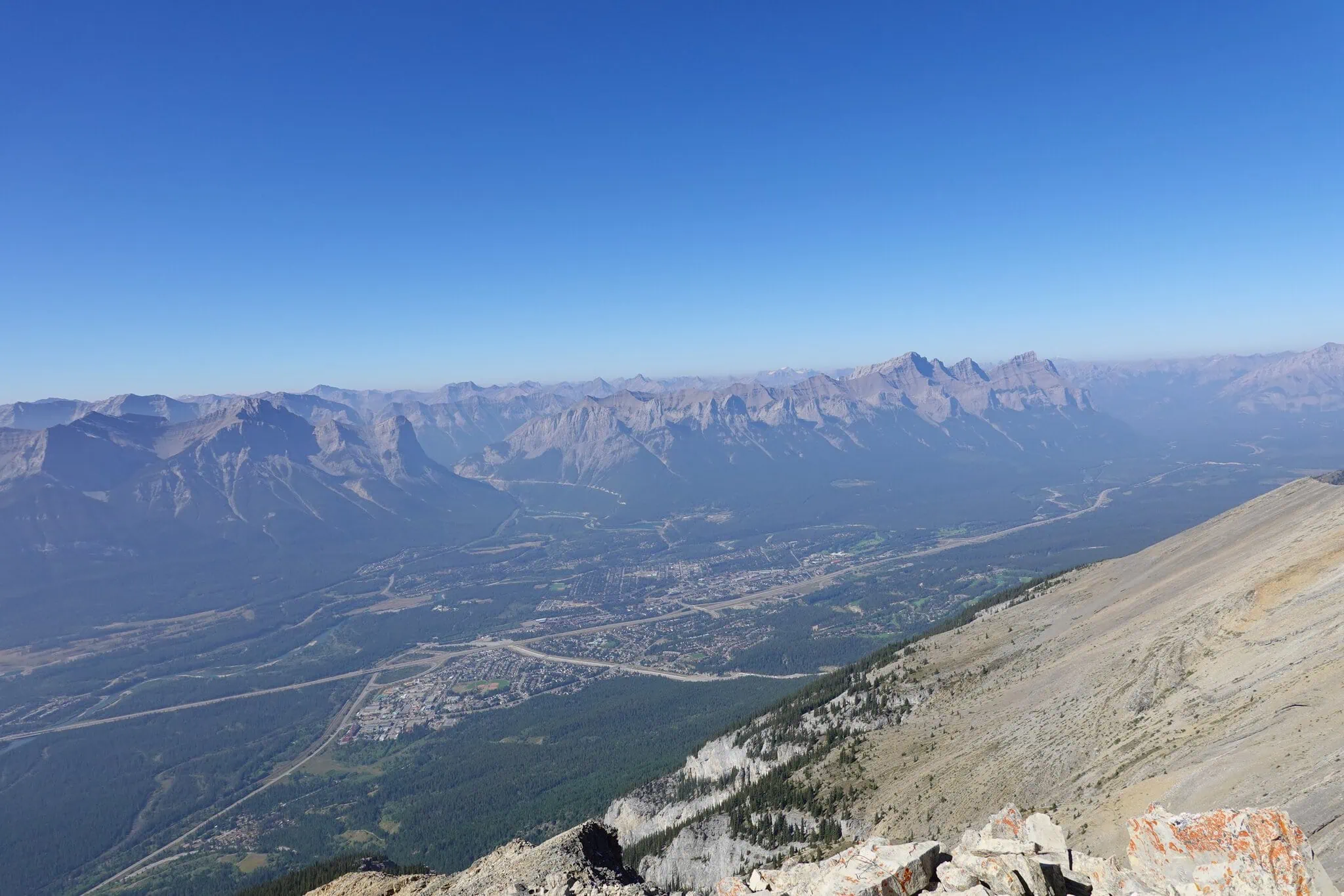 Kananaskis, Kanada: 10 tipů treky mimo davy 3 Městečko Canmore v Albertě, vstupní brána do Kananaskisu