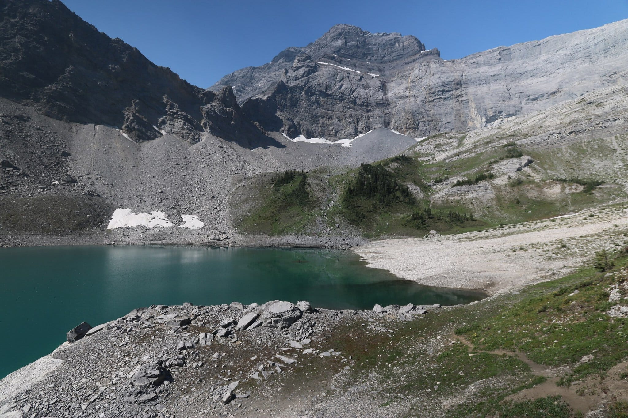 Kananaskis, Canada: 10 trasee departe de aglomerație 9 Upper Galatea Lake ascuns printre stânci în Kananaskis
