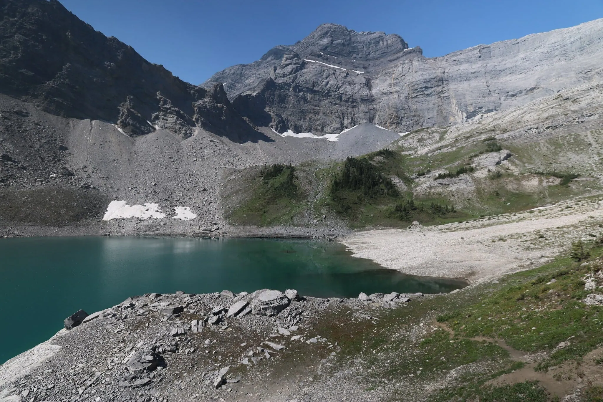 Kananaskis, Kanada: 10 tipů treky mimo davy 8 Upper Galatea Lake skryté mezi skalami v Kananaskis