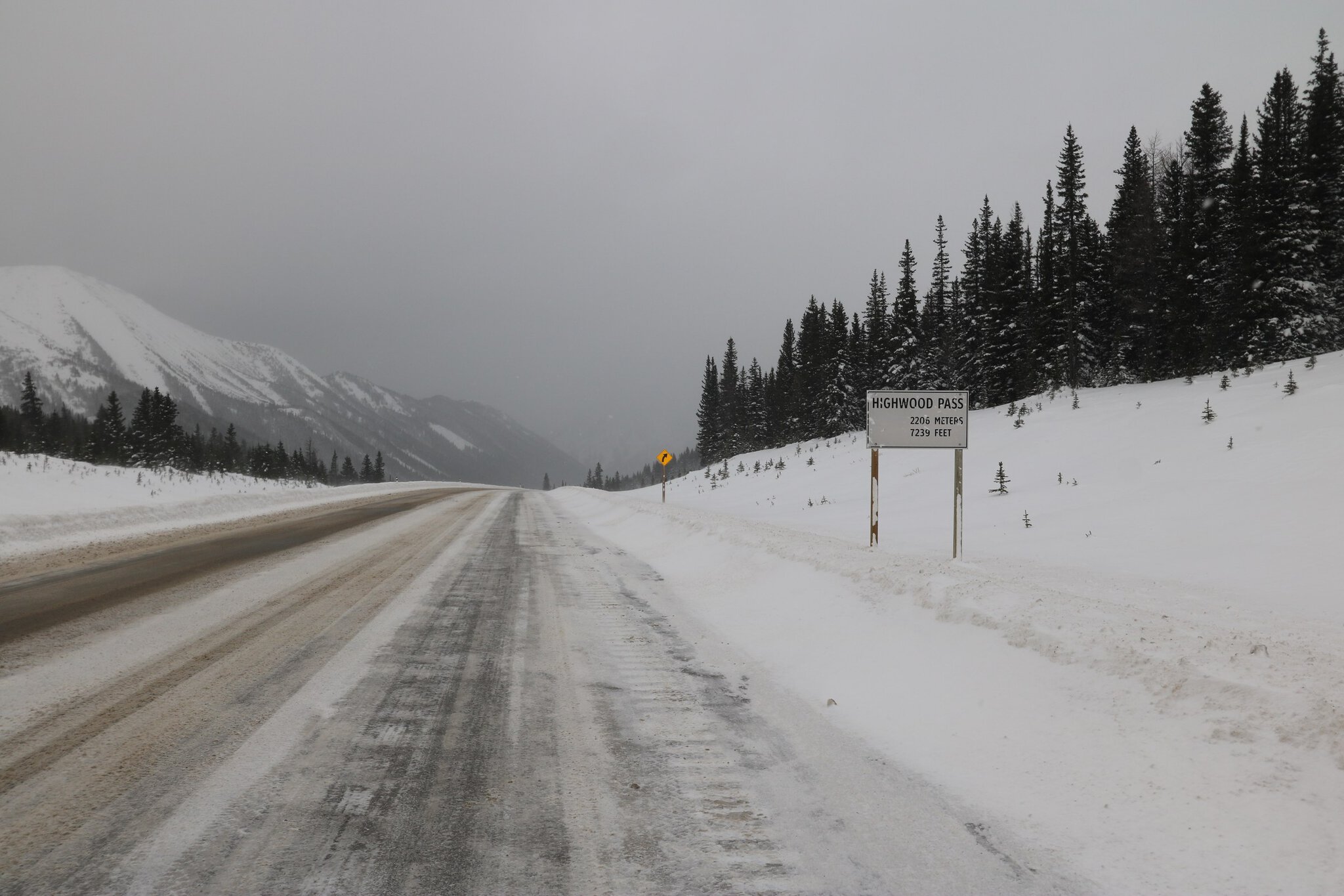 Kananaskis, Canada: 10 trasee departe de aglomerație 6 Highwood Pass, cel mai înalt drum asfaltat din Canada