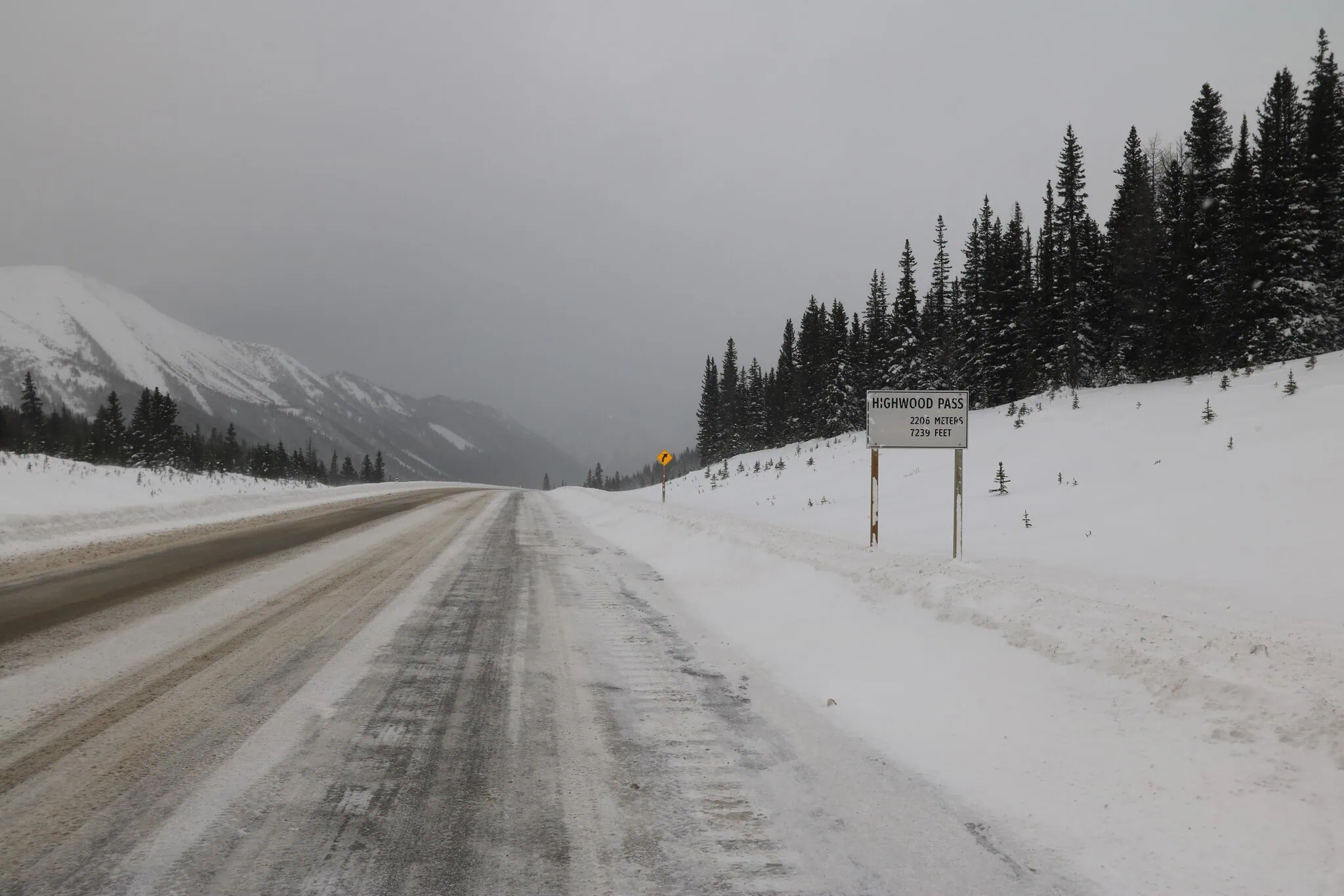 Kananaskis, Kanada: 10 tipů treky mimo davy 5 Highwood Pass, nejvyšší zpevněná silnice v Kanadě
