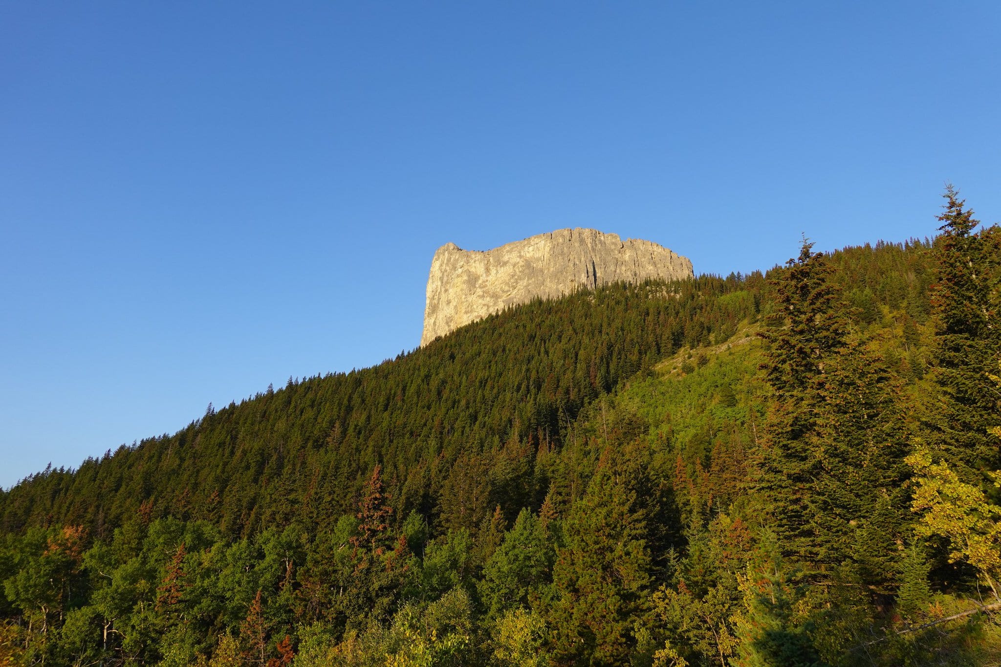 Kananaskis, Canada: 10 trasee departe de aglomerație 8 Dominanta Mount Yamnuska din Kananaskis
