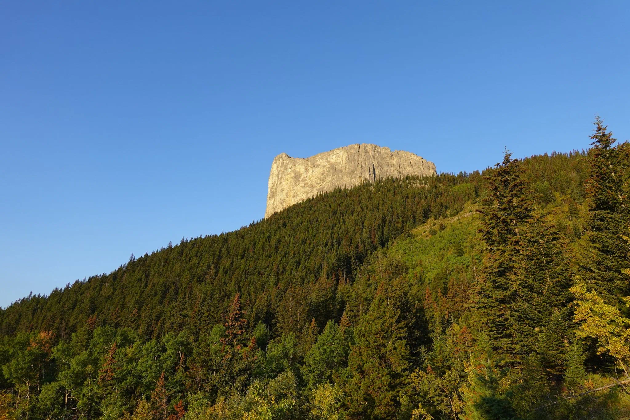 Kananaskis, Kanada: 10 tipů treky mimo davy 7 Dominanta Mount Yamnuska v Kananaskis