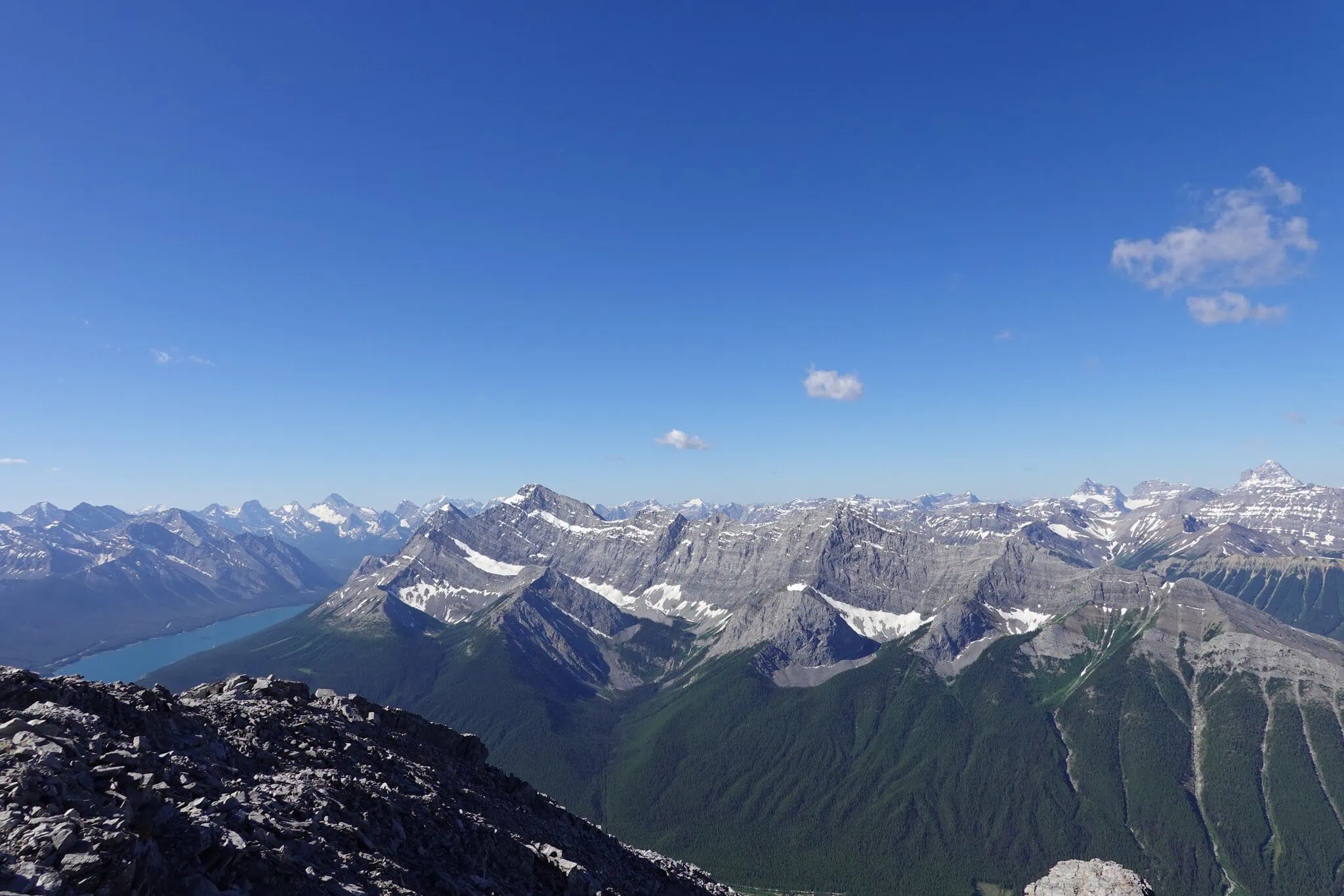 Kananaskis, Kanada: 10 tipů treky mimo davy 9 Spray Lakes Reservoir pod horami Skalistých hor