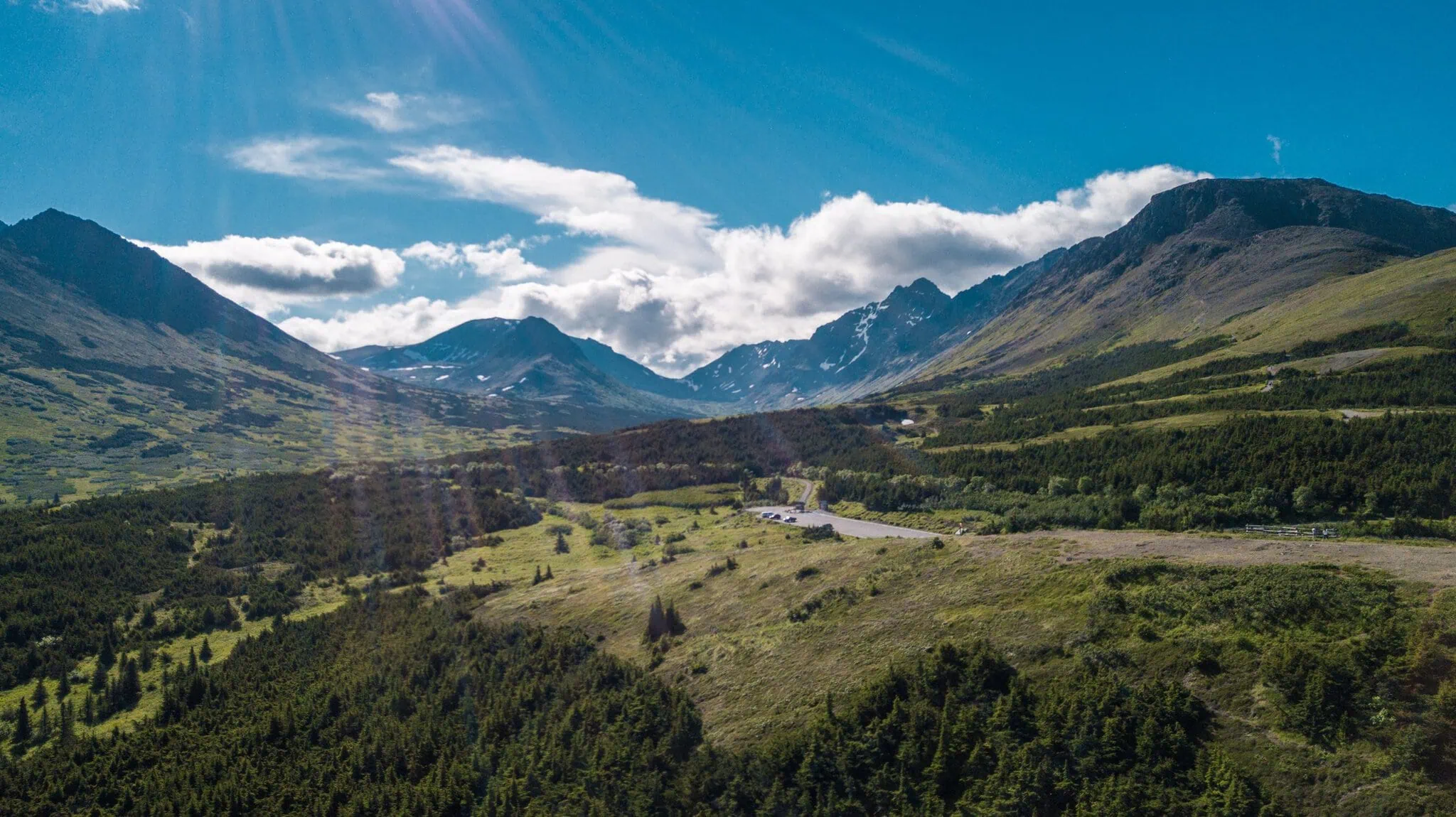 Montañas de verano y valle verde en Alaska bajo el sol de junio