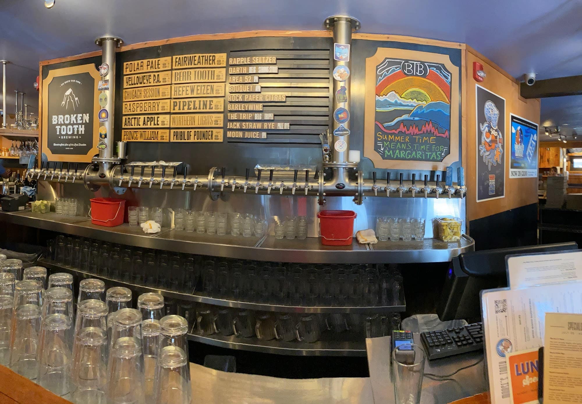 Când să mergi în Alaska: Care lună e cea mai bună pentru aurora boreală și călătorii (2026) 15 Moose's Tooth Pub & Pizzeria din Anchorage — microberărie legendară