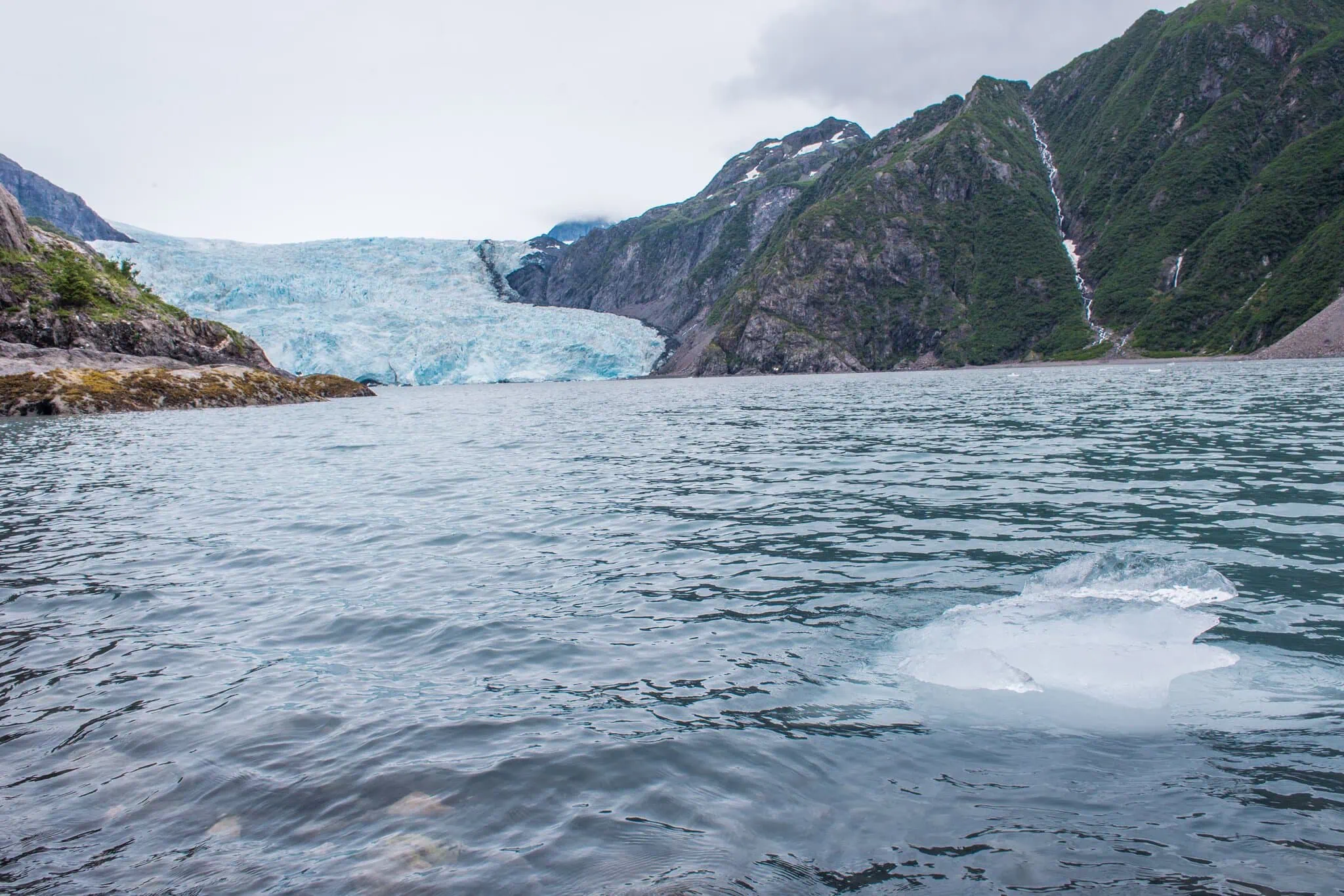 Aialik Glacier padající modrý led ve fjordu