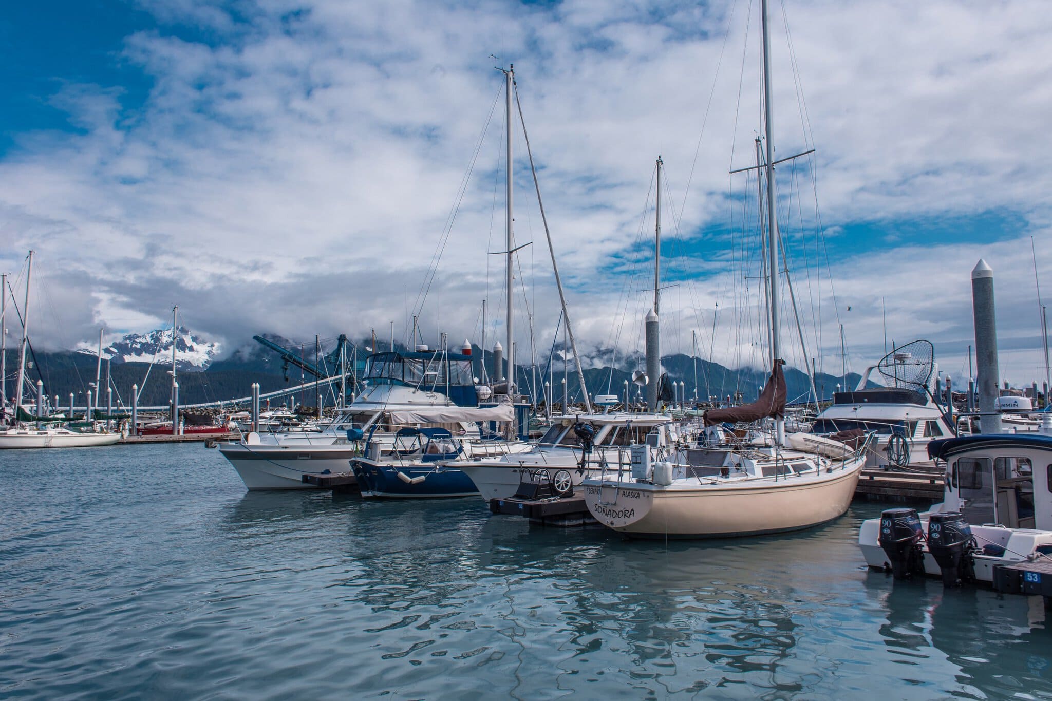 Kenai Fjords National Park, Aljaška: 12 tipů, co vidět a dělat 13 Přístav v Sewardu s jachtami a horami