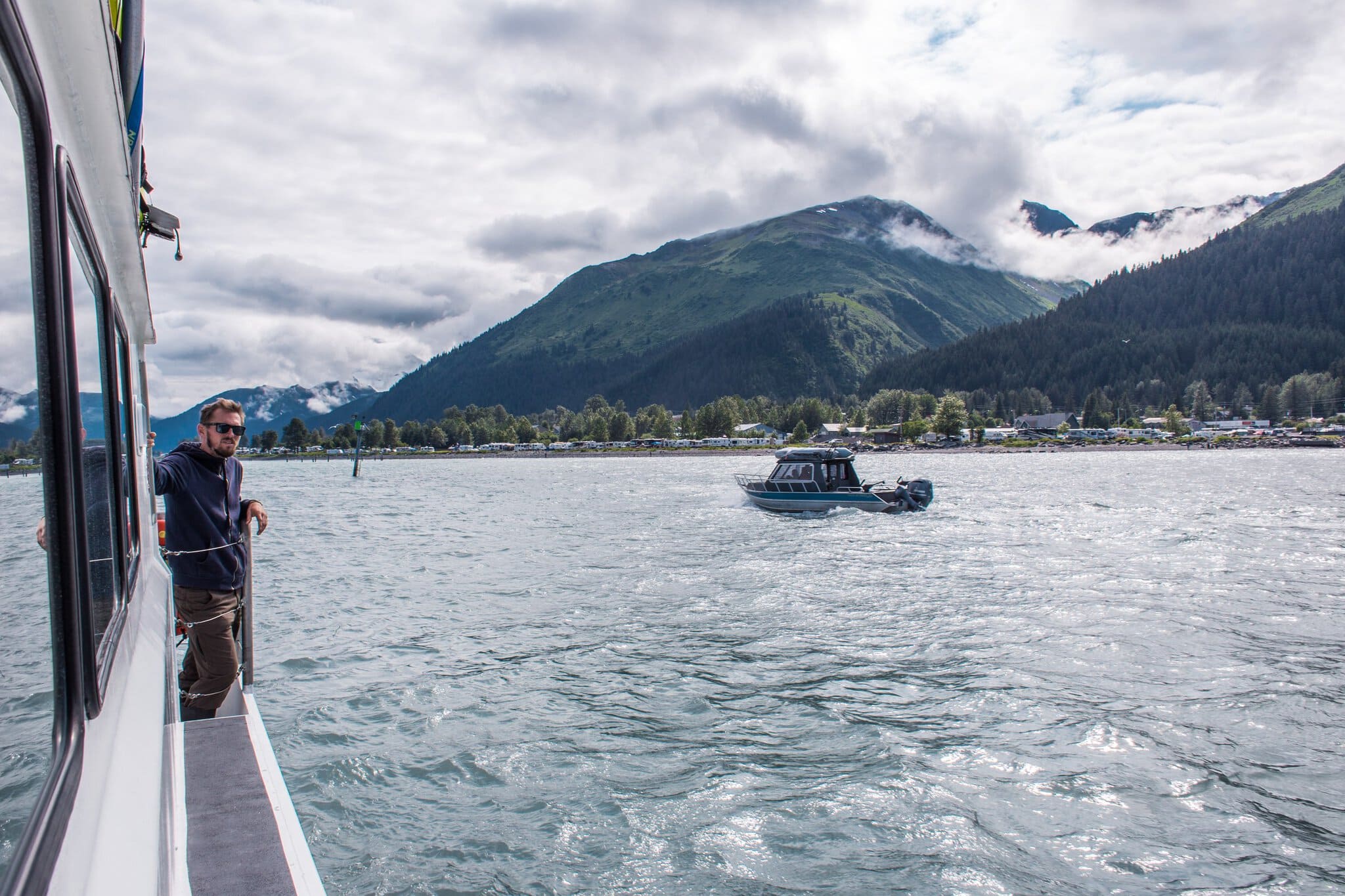 Kenai Fjords National Park, Aljaška: 12 tipů, co vidět a dělat 7 Loď s horami v mracích na Resurrection Bay