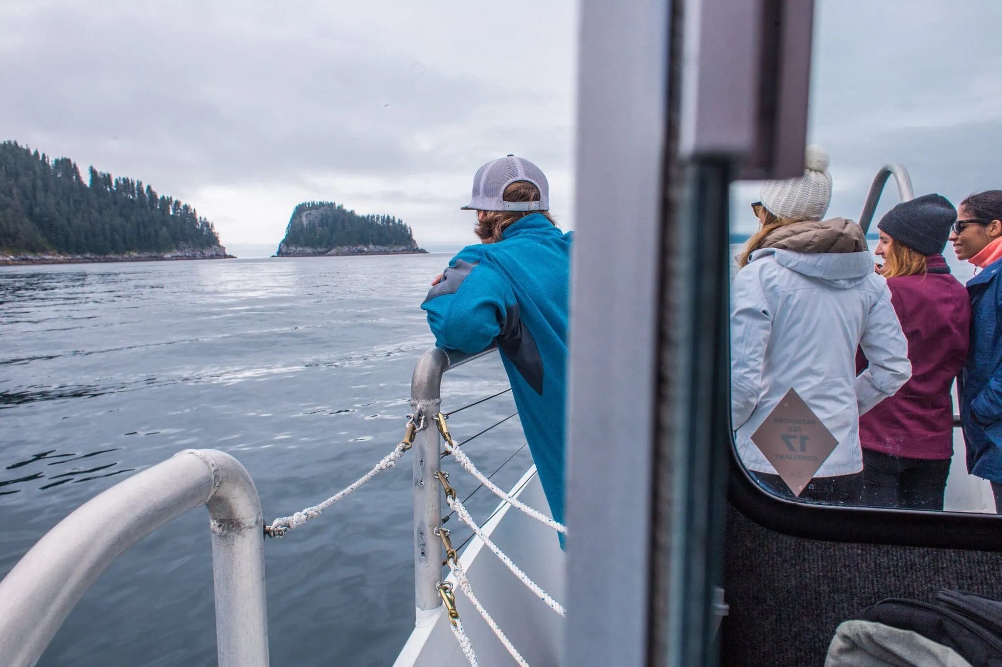 Pasažéři na palubě lodi v Kenai Fjords