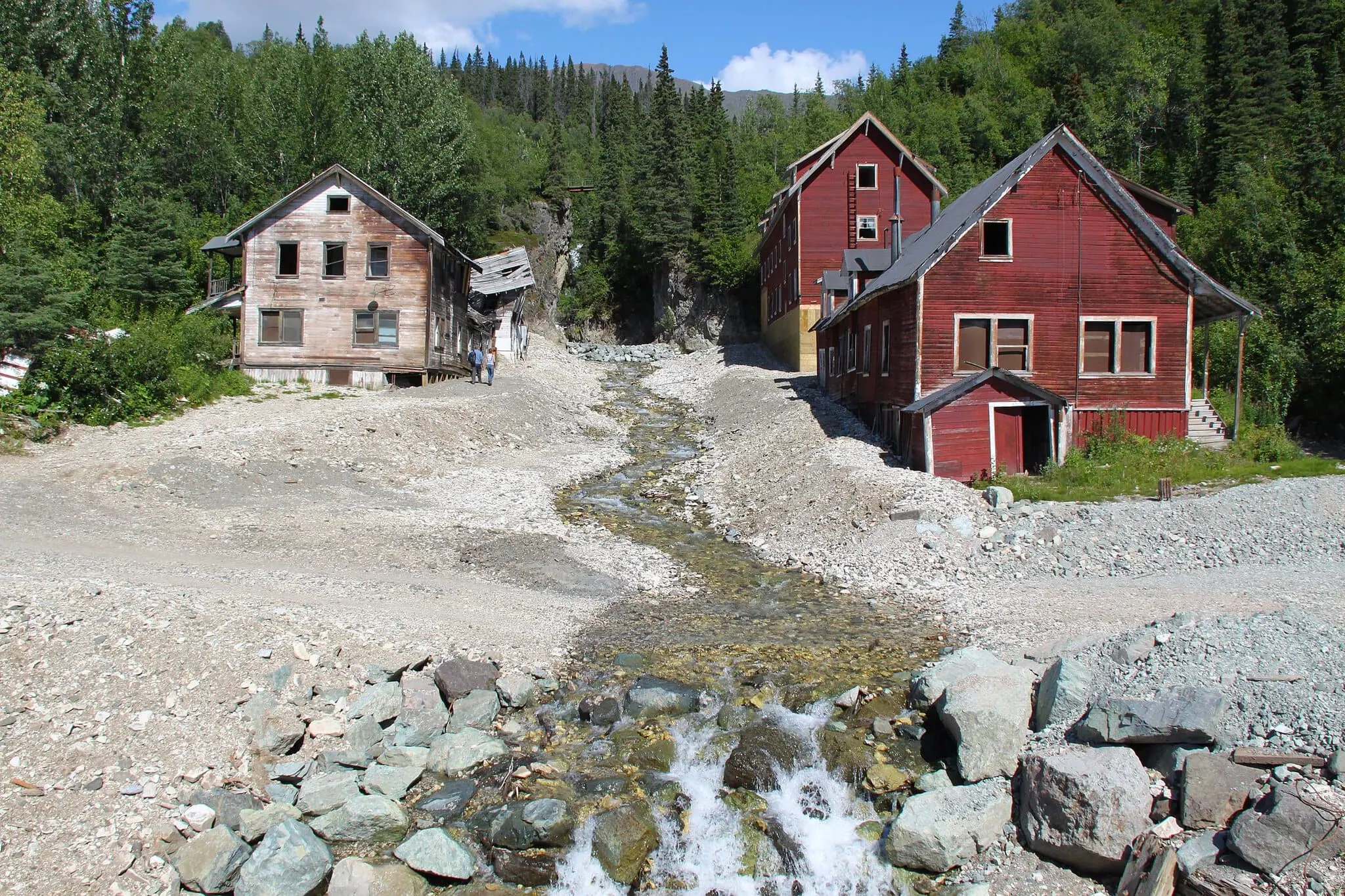 Červené budovy Kennecott Mines, město duchů uprostřed ledovců