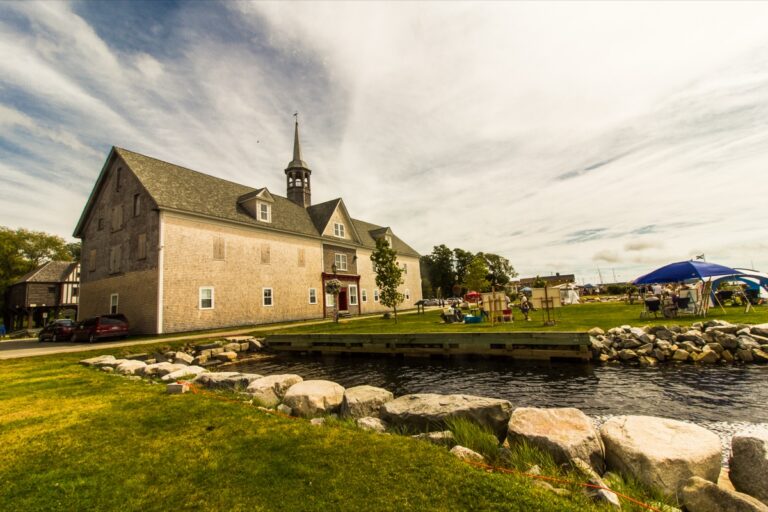 Tři kostelíky Mahone Bay odrážející se ve vodě