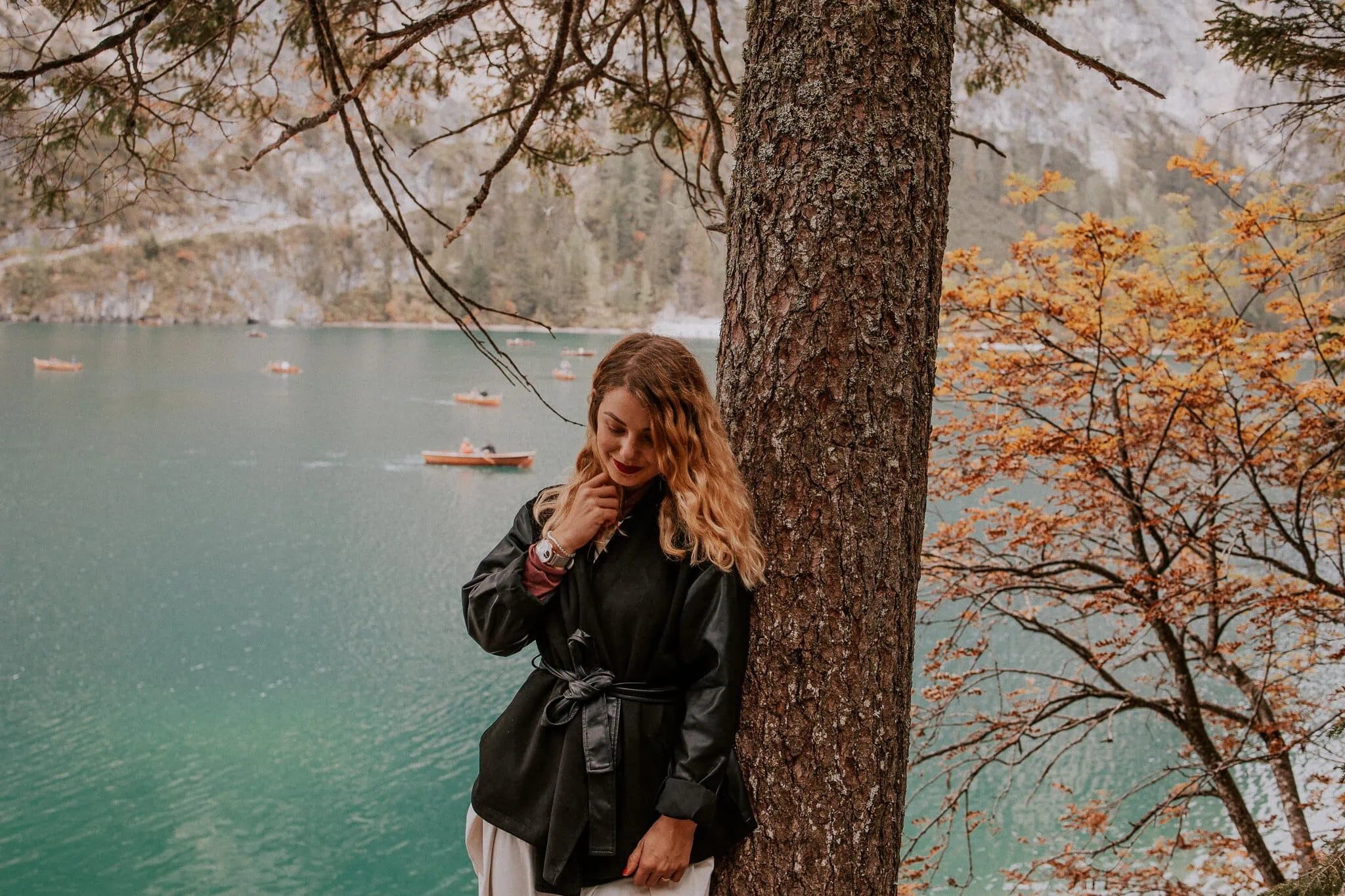 Tyrkysové jezero Lago di Sorapis s osamělým stromem na břehu