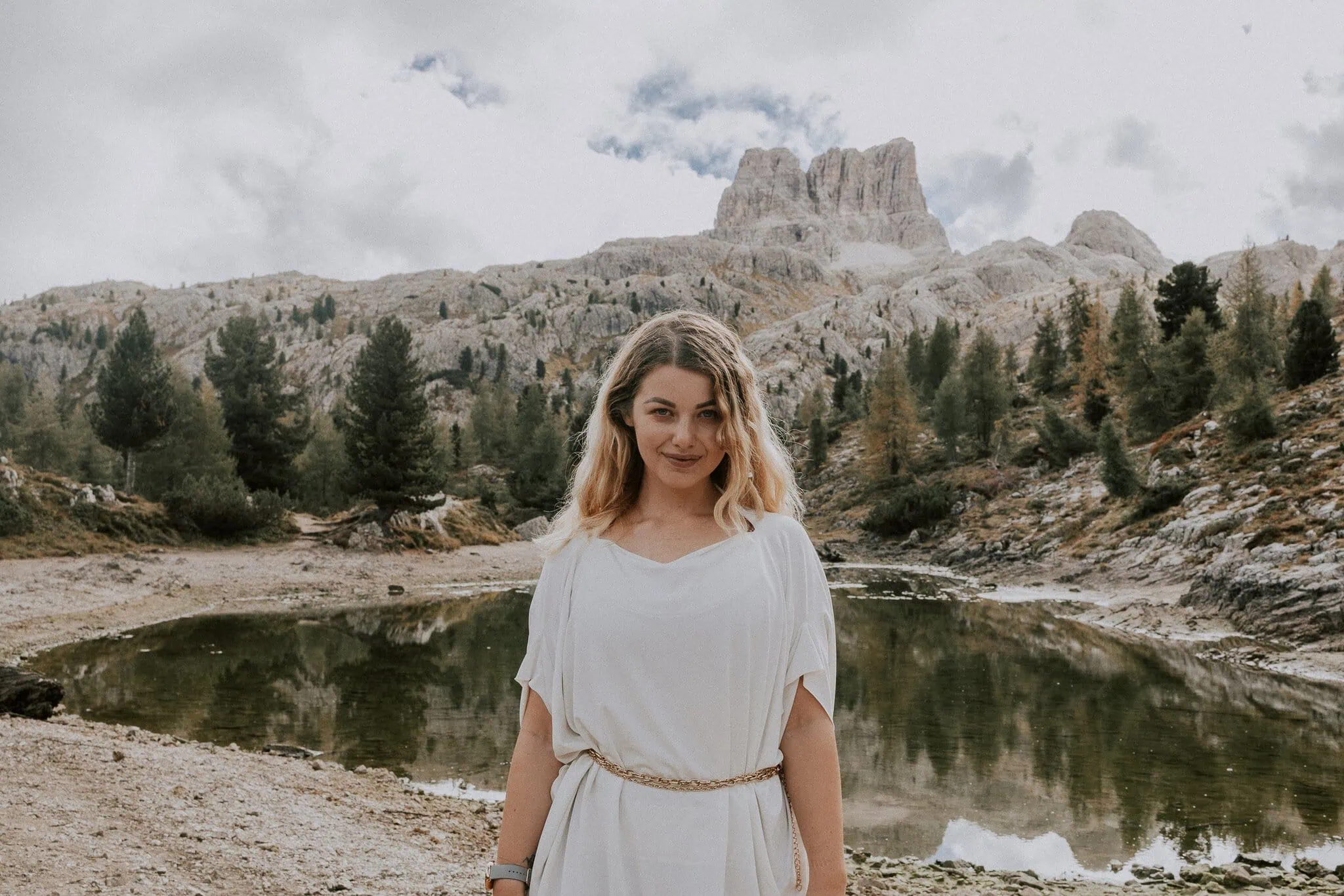 Lago di Sorapis s masivními skalními stěnami v pozadí