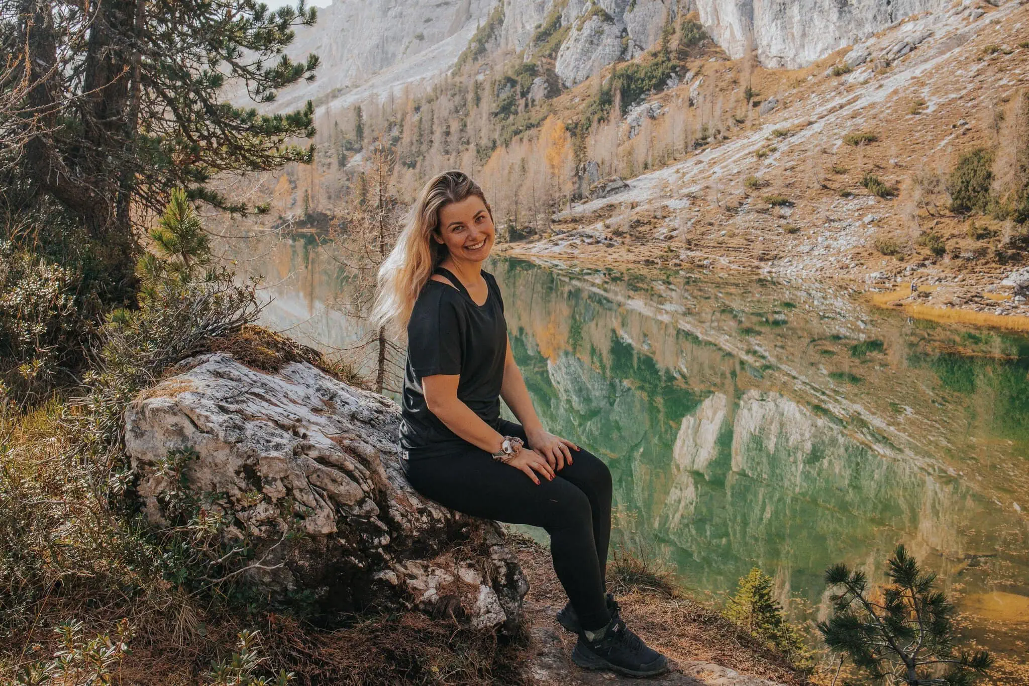 Posezení na skále nad tyrkysovým jezerem Lago di Sorapis