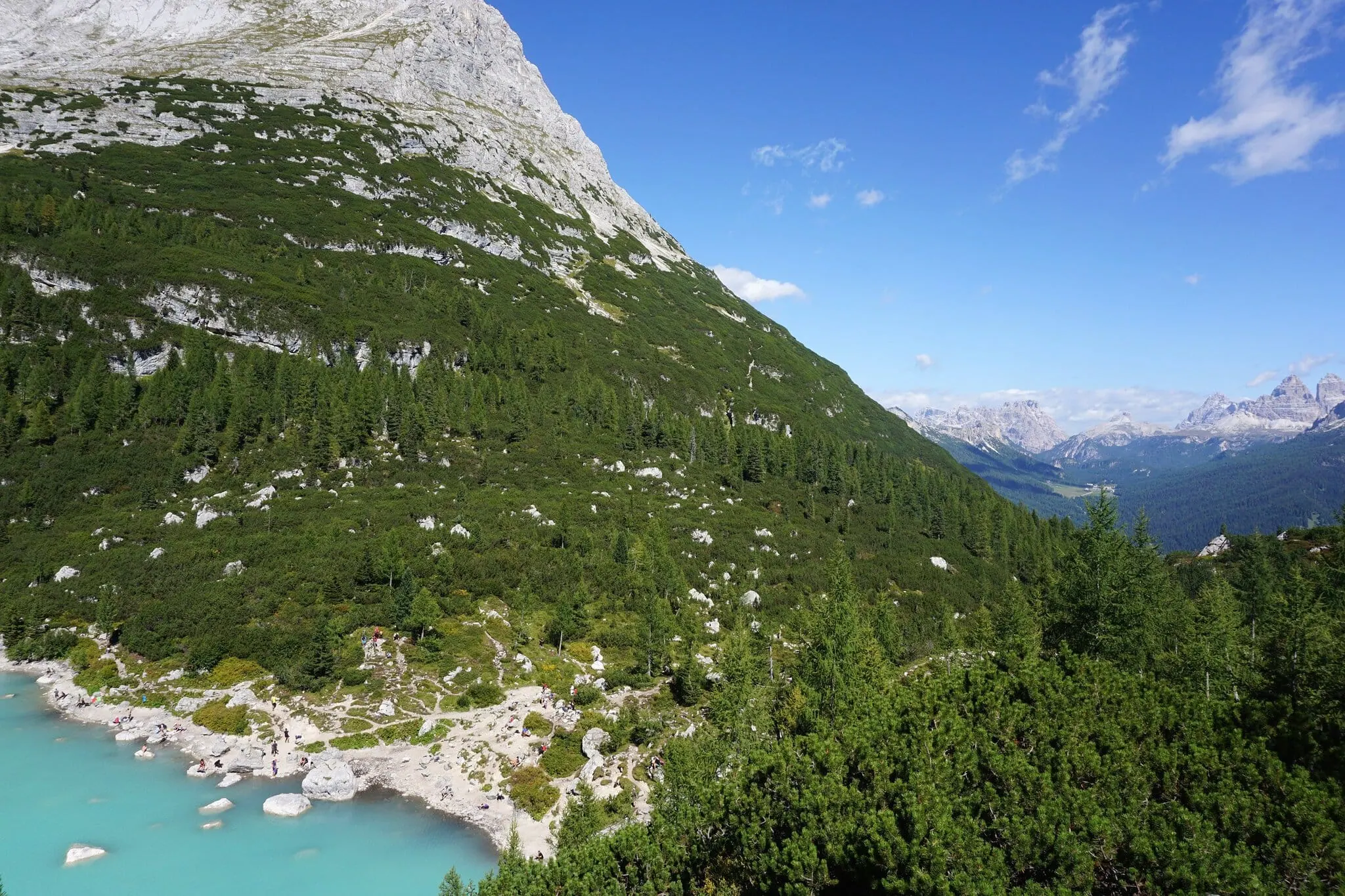 Lago di Sorapis, Dolomiterna: 10 tips om vad du ska se och göra 3 Turkos vattenyta vid Lago di Sorapis med klippiga toppar i bakgrunden