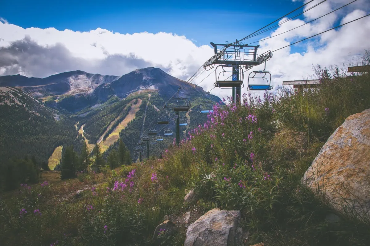 Letní jízda na otevřené sedačkové lanovce Lake Louise Gondola
