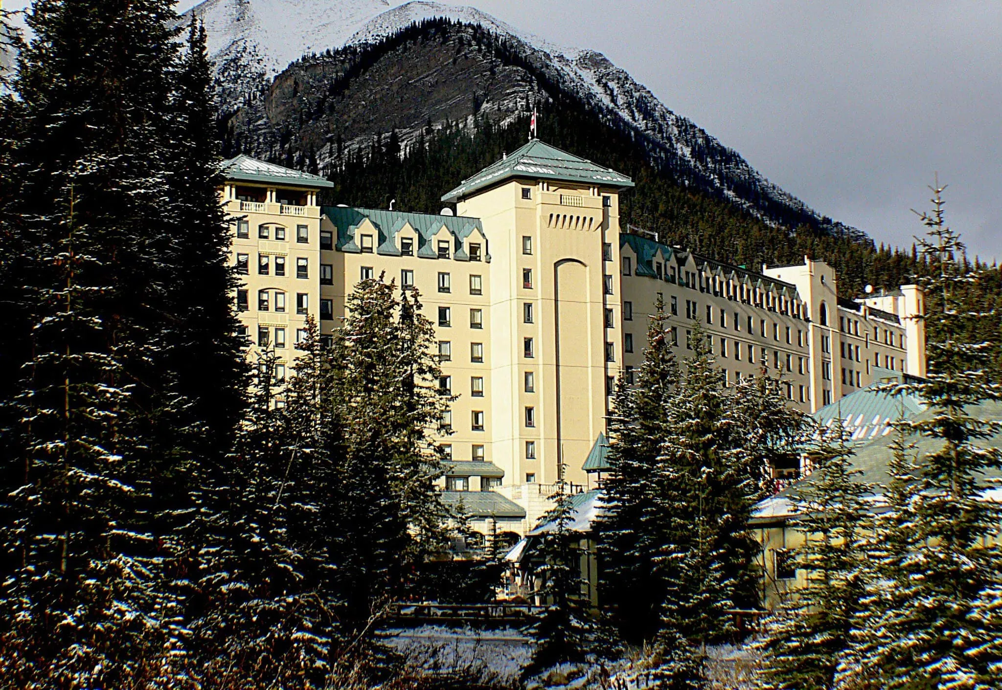 Panorama Lake Louise s hotelem Fairmont Chateau