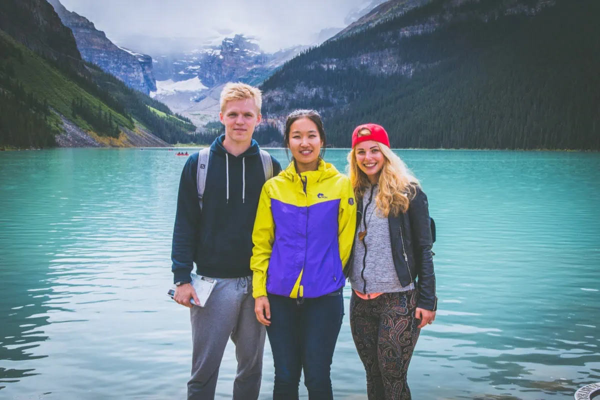 Letní výhled na Lake Louise s turisty u břehu
