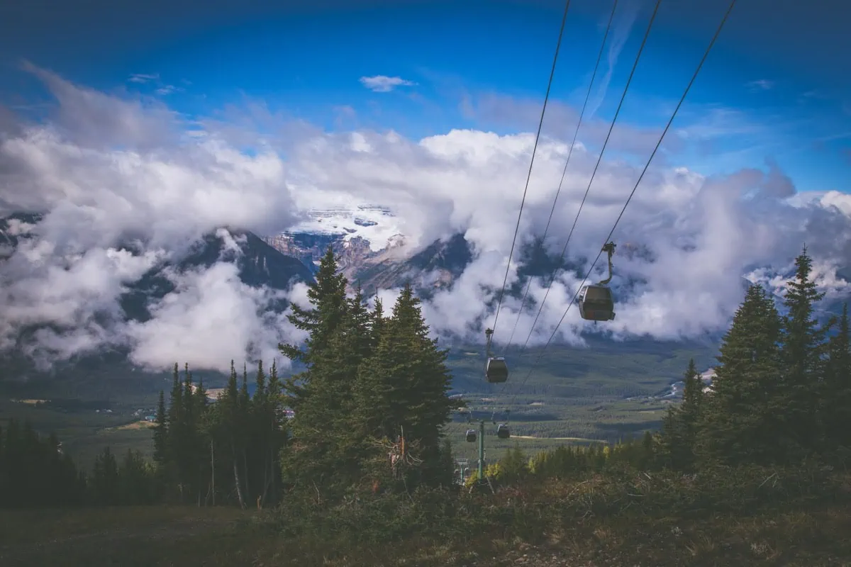 Lanovka v Lake Louise Ski Resort v zatažených horách