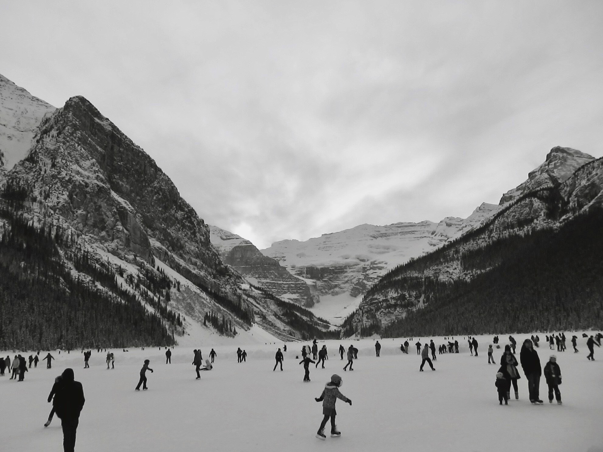 Lake Louise, Canada: 11 lucruri de văzut și făcut + ghid practic 4 Lake Louise înghețat cu castel de gheață iarna