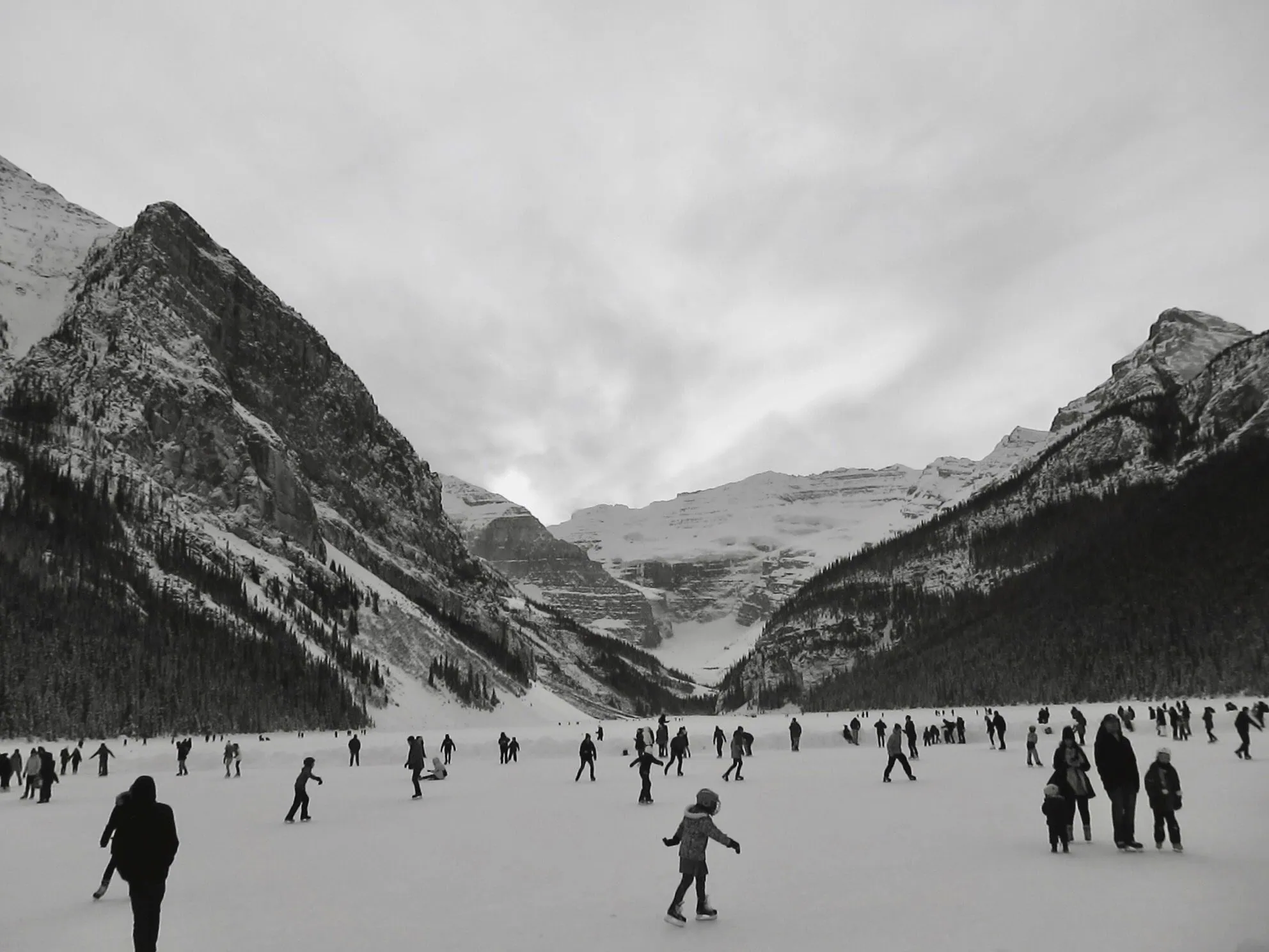 Zamrzlé Lake Louise s ledovým hradem v zimě