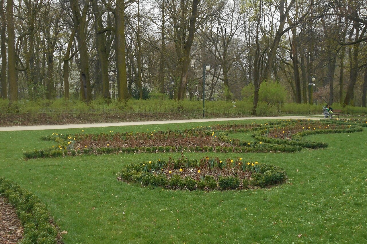 Lublin, Polsko: 15 tipů, co vidět a dělat v multikulturní perle 29 Lublinský park Ogród Saski na jaře, oblíbený pro rodinné procházky
