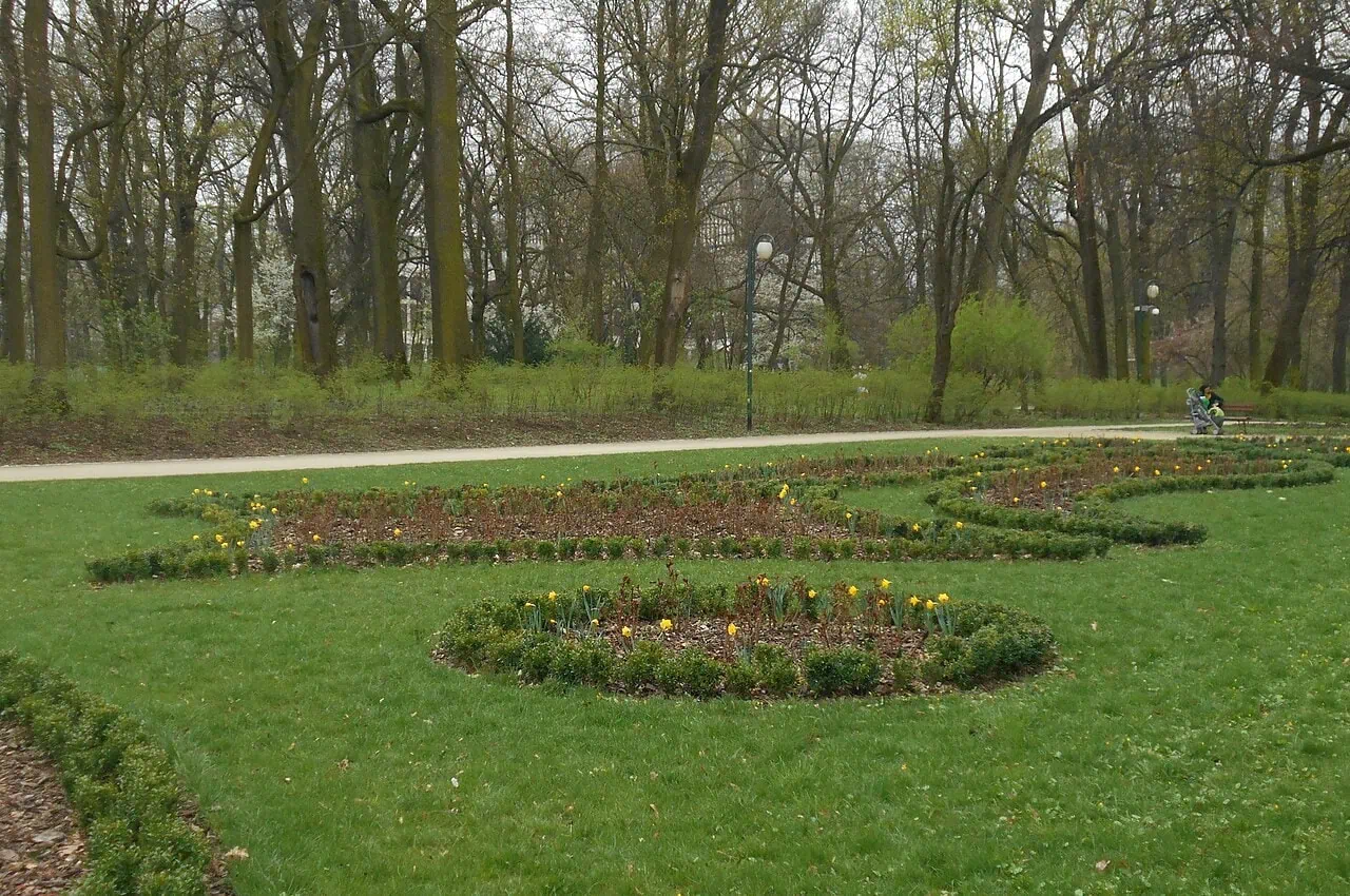 Lublin, Polsko: 15 tipů, co vidět a dělat v multikulturní perle 28 Lublinský park Ogród Saski na jaře, oblíbený pro rodinné procházky