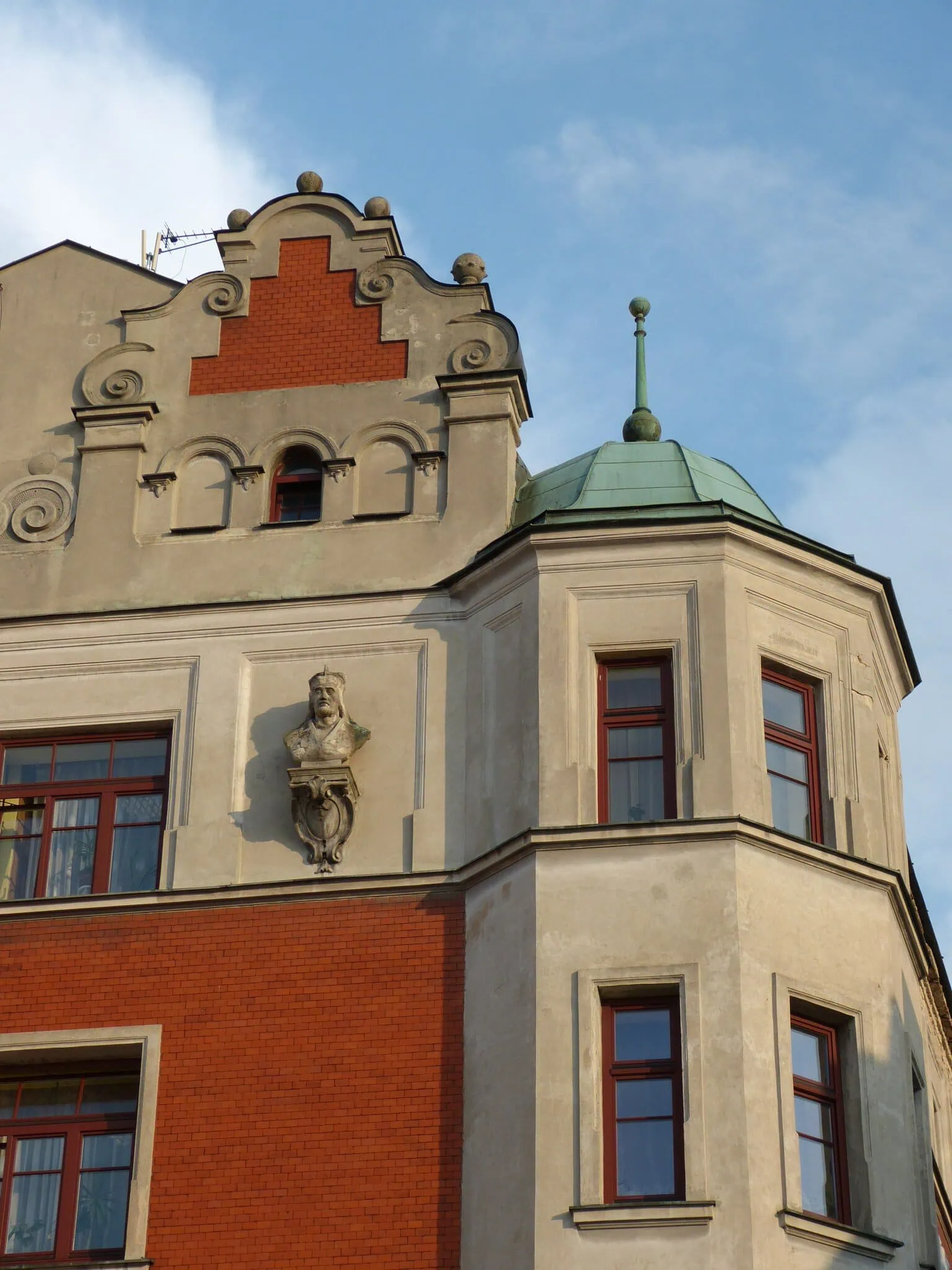 Lublin, Polsko: 15 tipů, co vidět a dělat v multikulturní perle 11 Náměstí Plac po Farze s obrysem zaniklého kostela sv. Michala v lublinském Starém Městě