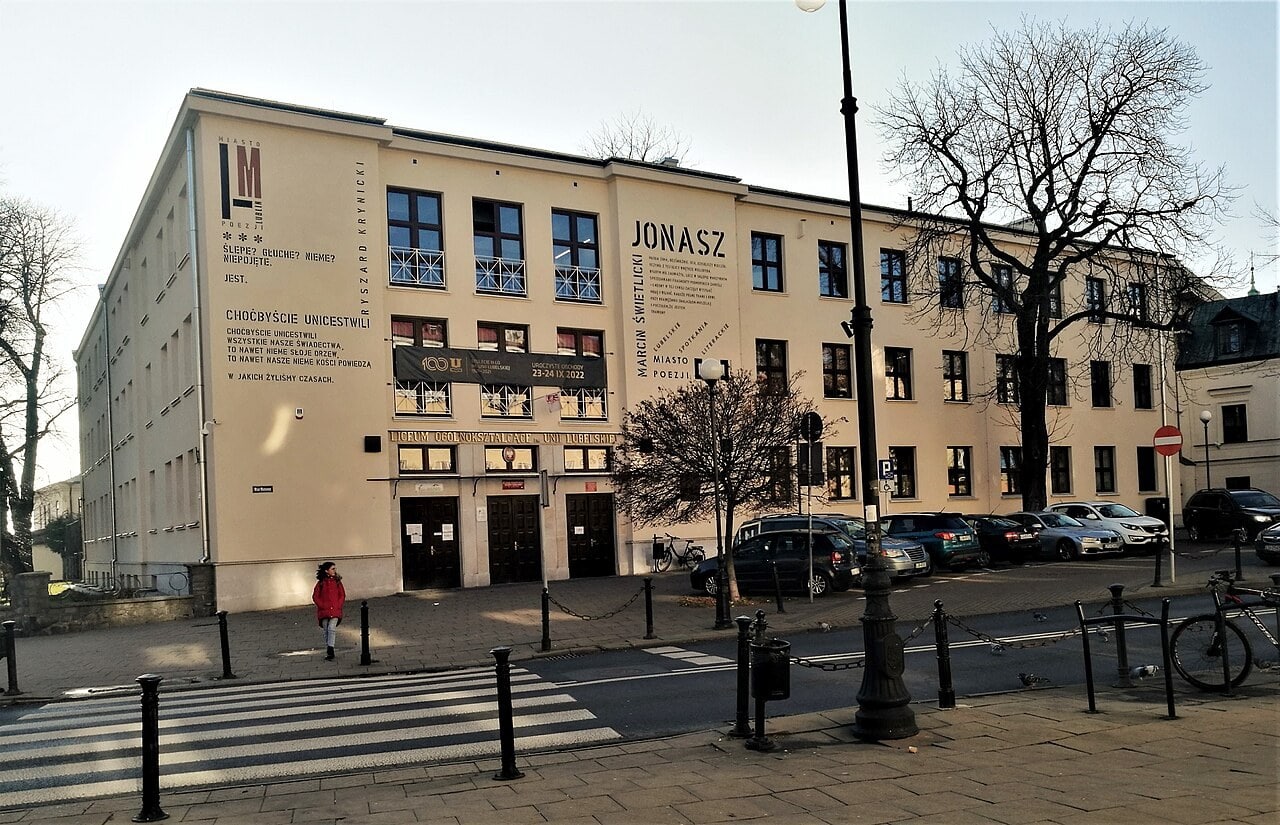 Lublin, Polsko: 15 tipů, co vidět a dělat v multikulturní perle 24 Náměstí Plac Wolności v Lublinu s budovou III. lycea Unie Lublinské