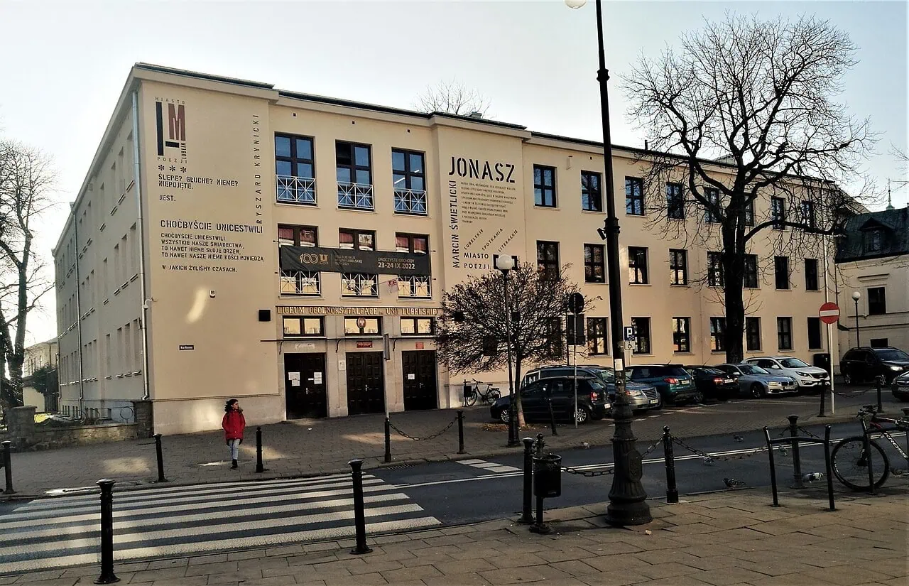 Lublin, Polsko: 15 tipů, co vidět a dělat v multikulturní perle 23 Náměstí Plac Wolności v Lublinu s budovou III. lycea Unie Lublinské