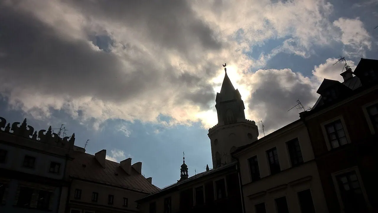 Lublin, Polsko: 15 tipů, co vidět a dělat v multikulturní perle 12 Věž Trinitářů (Wieża Trynitarska) jako dominanta lublinského Starého Města