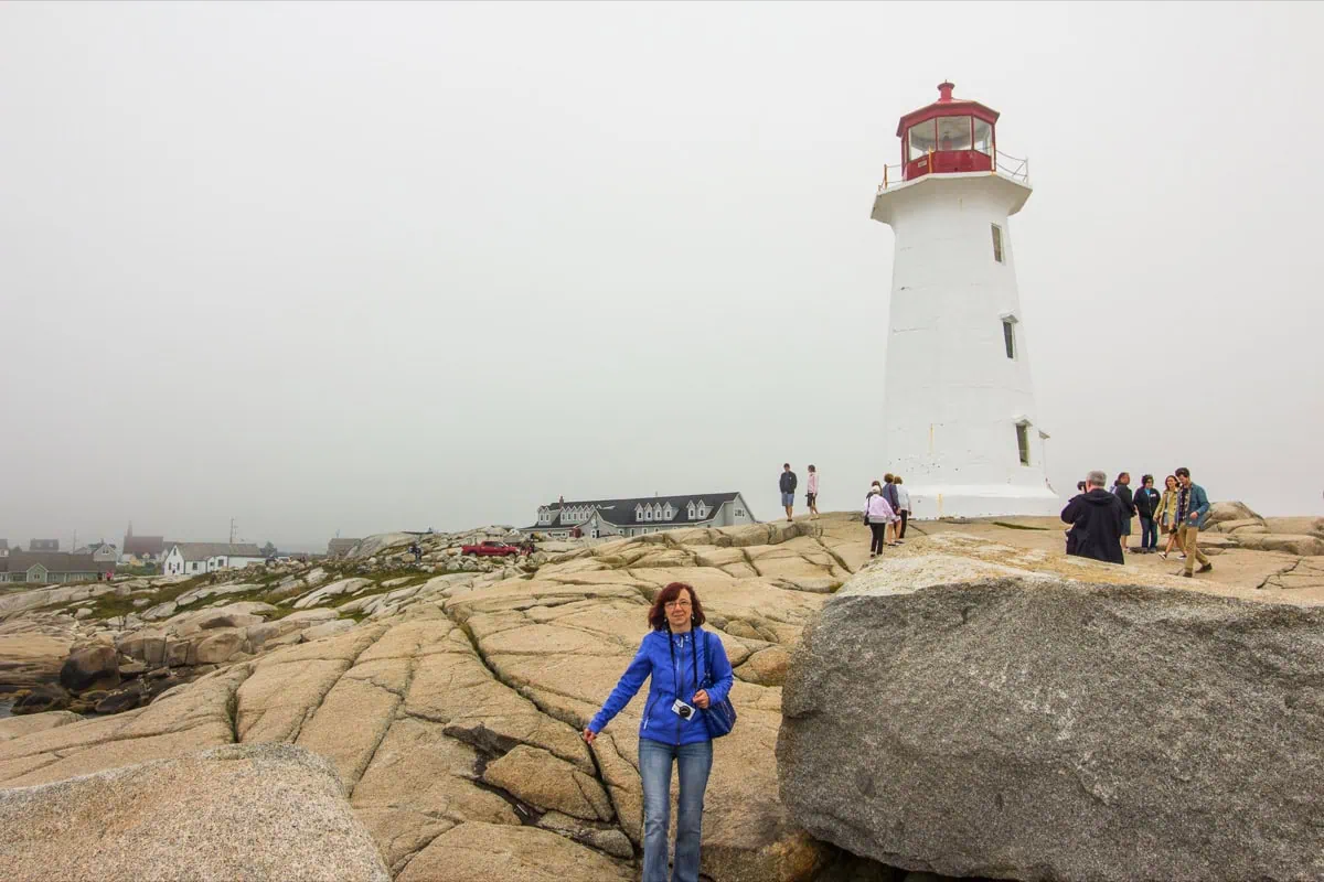 Peggy's Cove, Nova Scotia: Průvodce ikonickou rybářskou vesničkou 3 Ikonický maják Peggy Point na pobřeží Nové Skotie