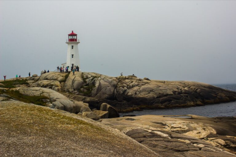 Maják v Peggy's Cove na žulových skalách