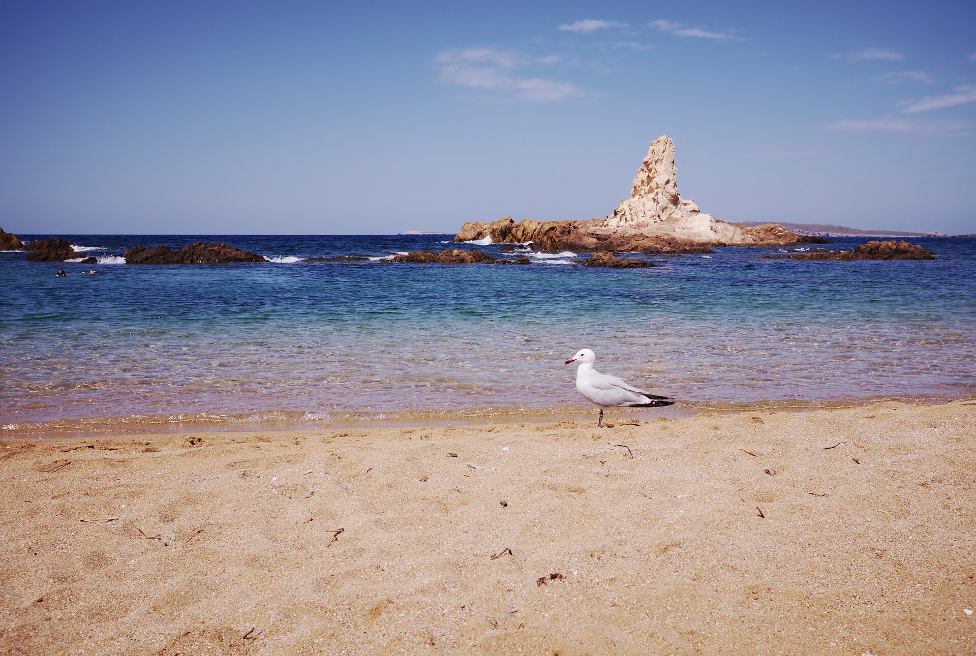 Cala Pregonda s červeným pískem